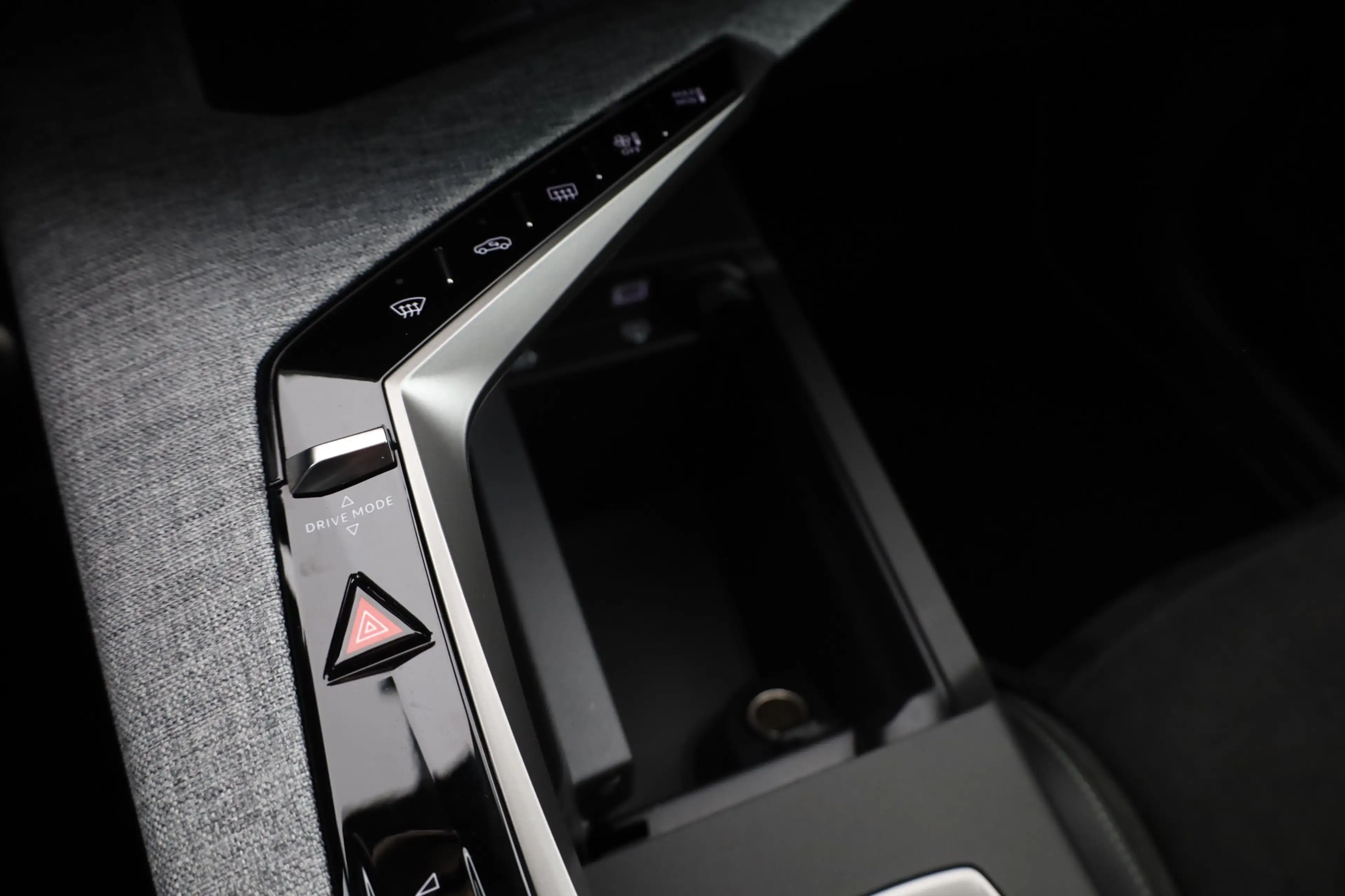 Peugeot 5008 GT Exclusive 1.2 Hybrid Aut. LED ACC Navi 360 — photo 13