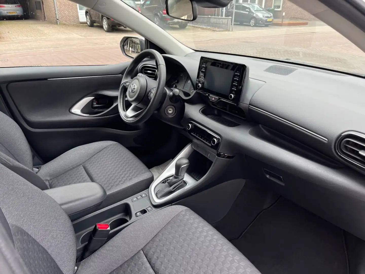 Toyota Yaris 1.5 HYBRID ACTIVE AUTOMAAT / CARPLAY / CAMERA / AD Wit - 2