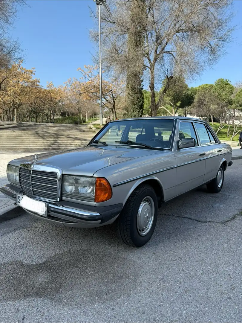 Mercedes-Benz 300 W123 300D - 1
