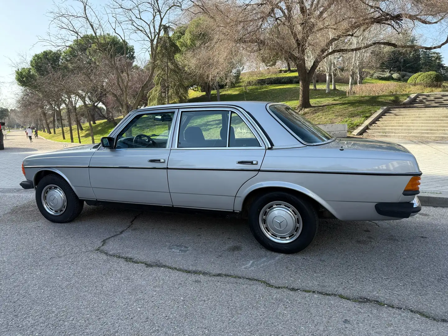 Mercedes-Benz 300 W123 300D - 2