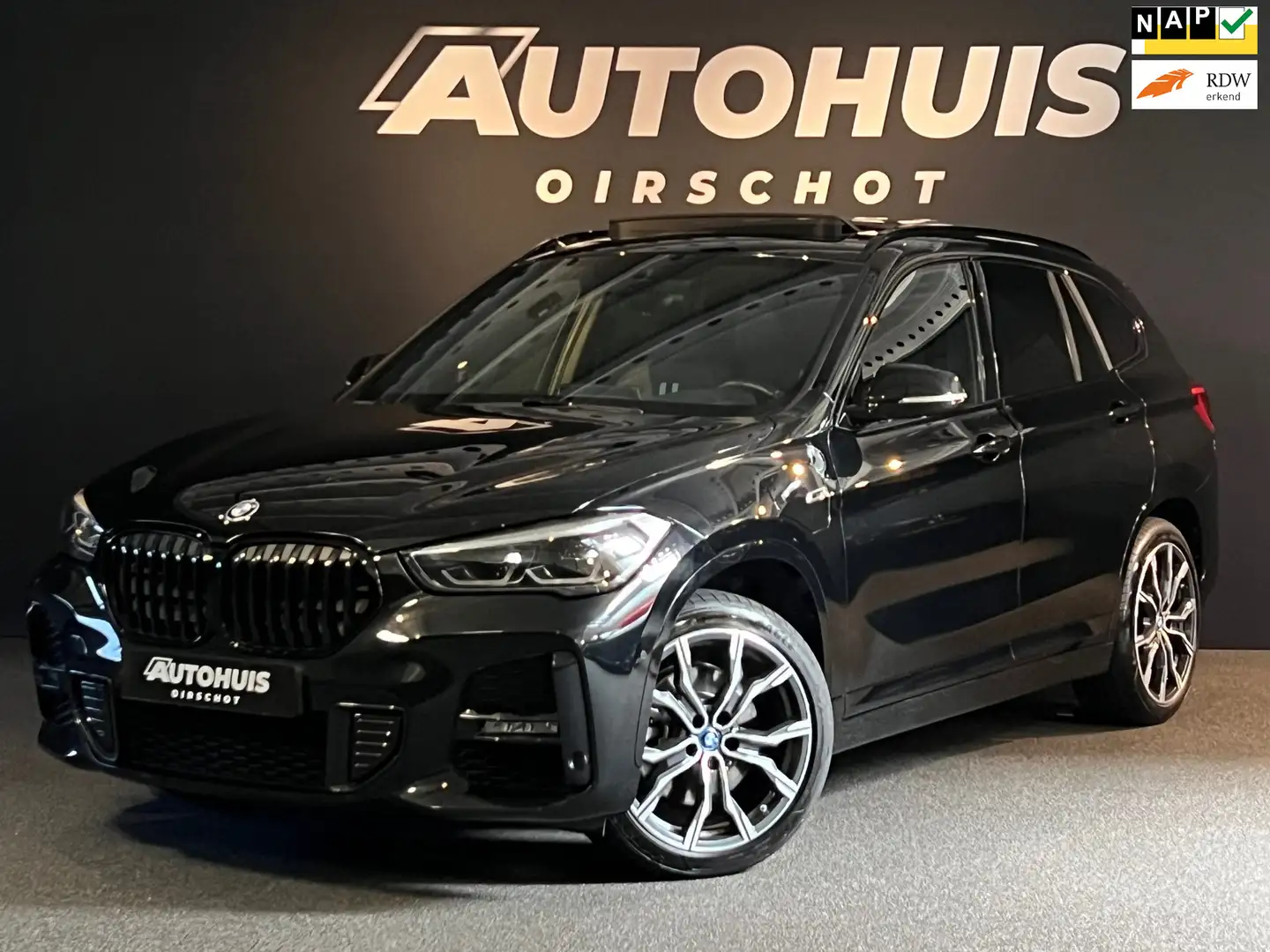 BMW X1 XDrive25e High Executive Edition M Pano/ CarPlay/ Zwart - 1