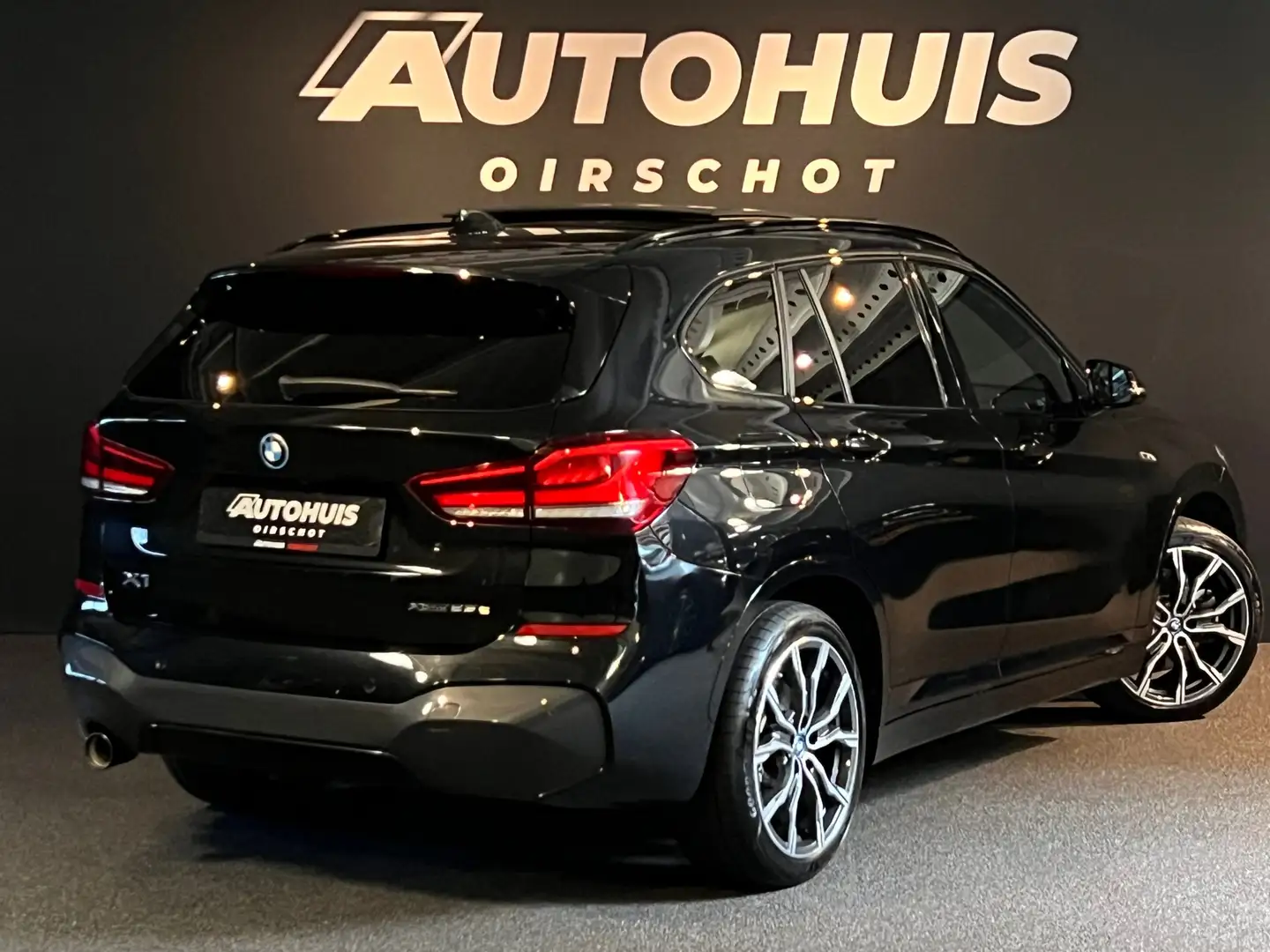 BMW X1 XDrive25e High Executive Edition M Pano/ CarPlay/ Zwart - 2
