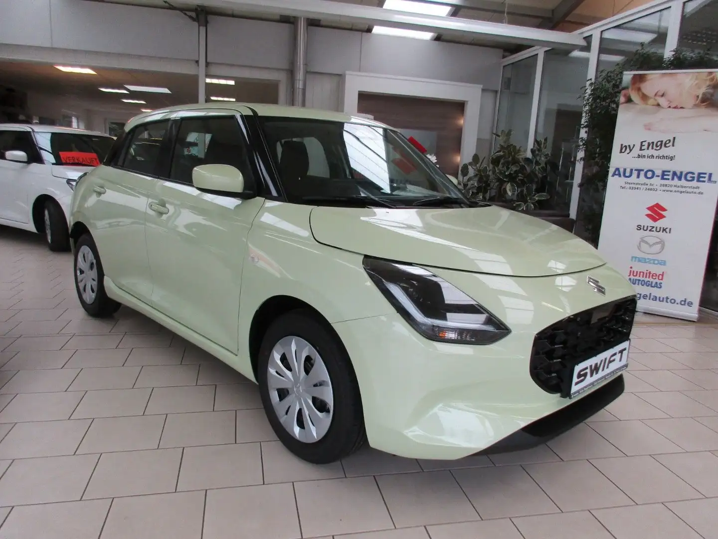 Suzuki Swift 1.2 HYBRID Club  Sofort Geel - 1