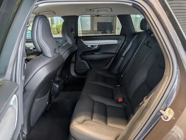 Volvo V90 view 4