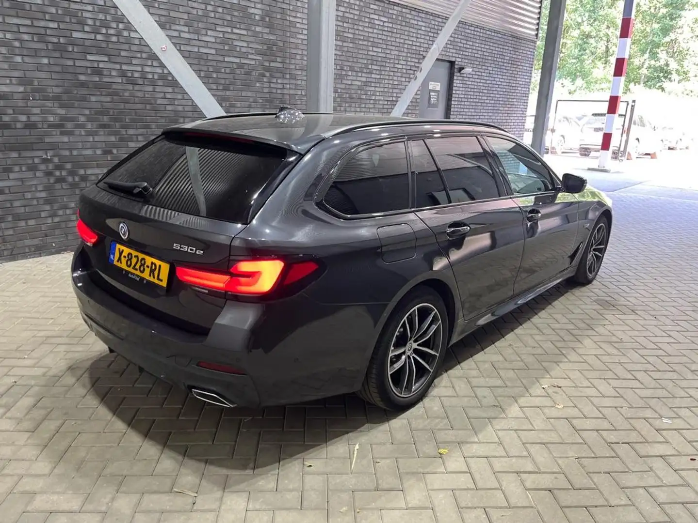 BMW 530 5-serie Touring 530e Business Edition Plus | Panor Grijs - 2