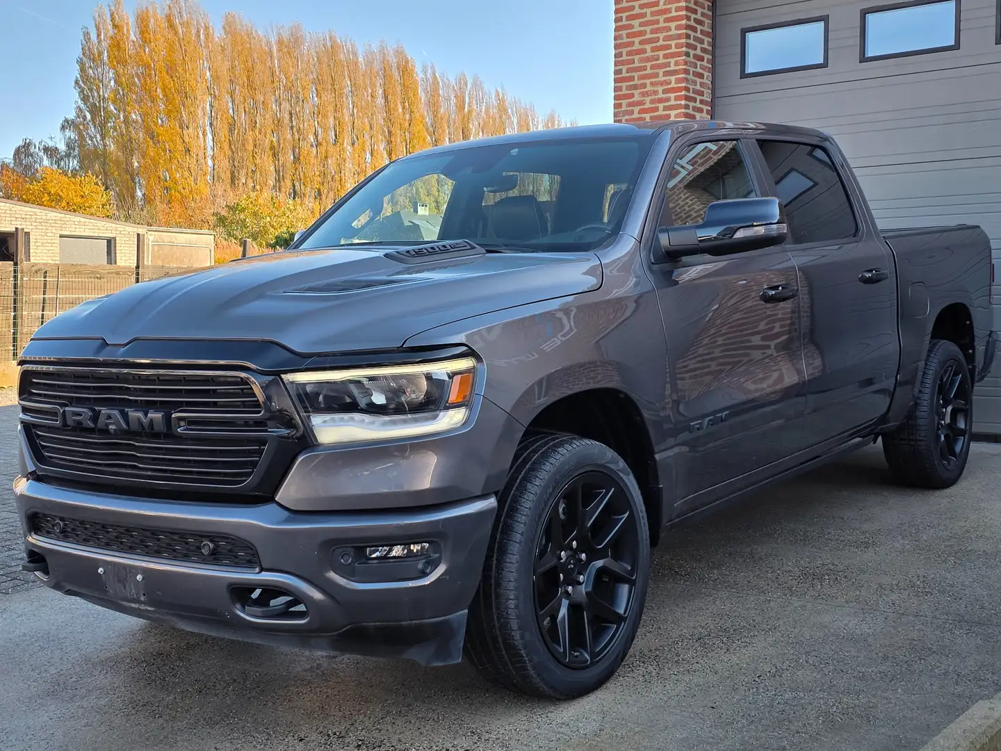 Dodge RAM 55.990EX - 5.7 HEMI V8 4x4 - 2024 51.000KM Gris - 2