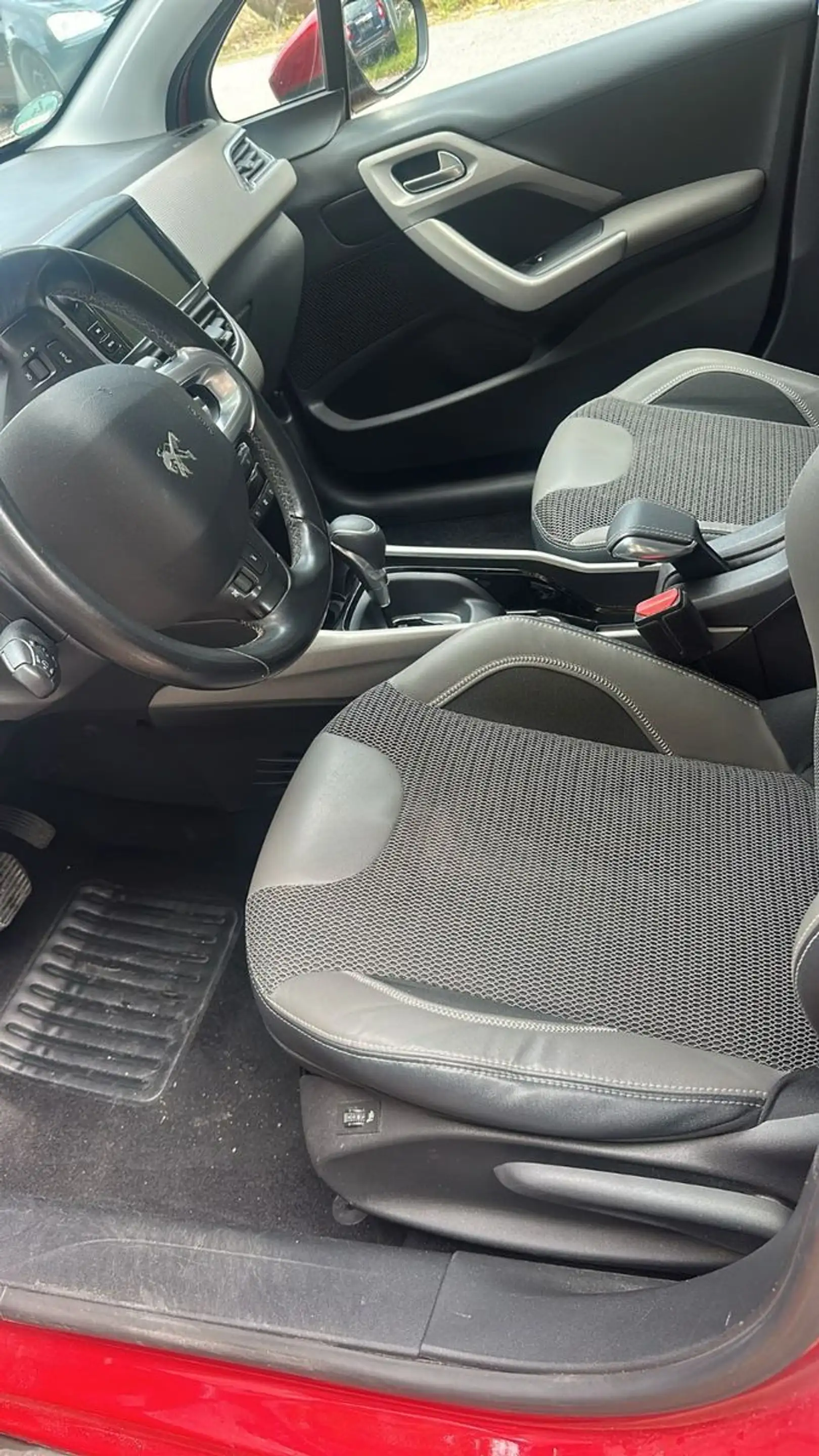 Peugeot 2008 Allure*AUTO*1HAND*1,2LI* — photo 12