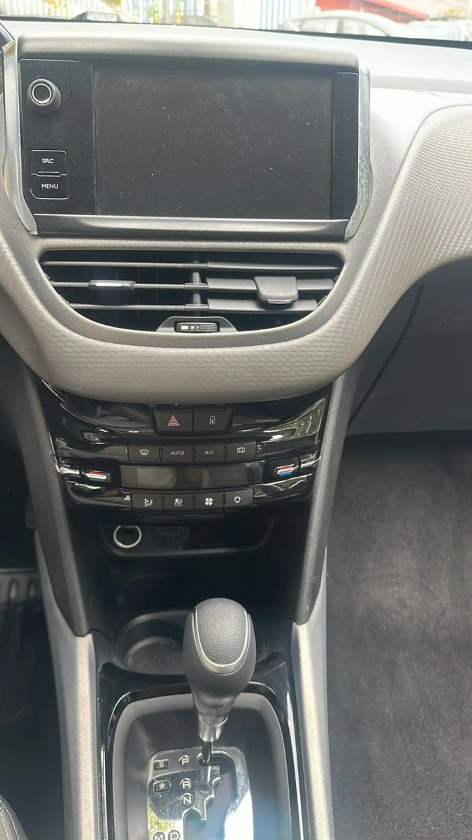 Peugeot 2008 Allure*AUTO*1HAND*1,2LI* — photo 11
