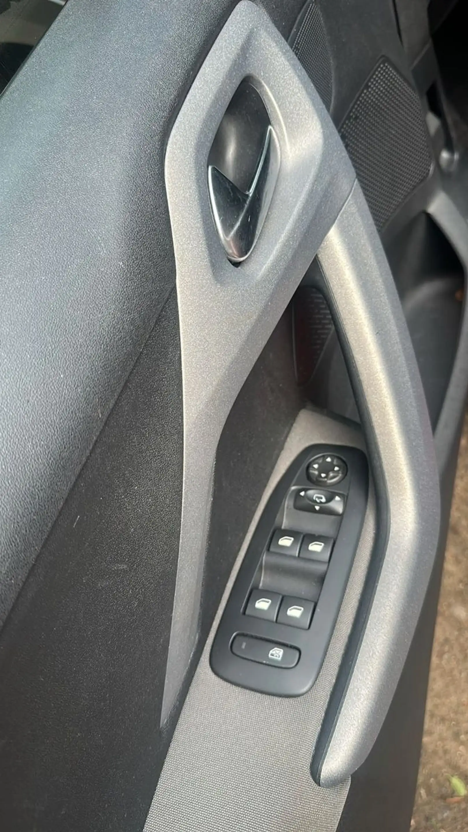 Peugeot 2008 Allure*AUTO*1HAND*1,2LI* — photo 13