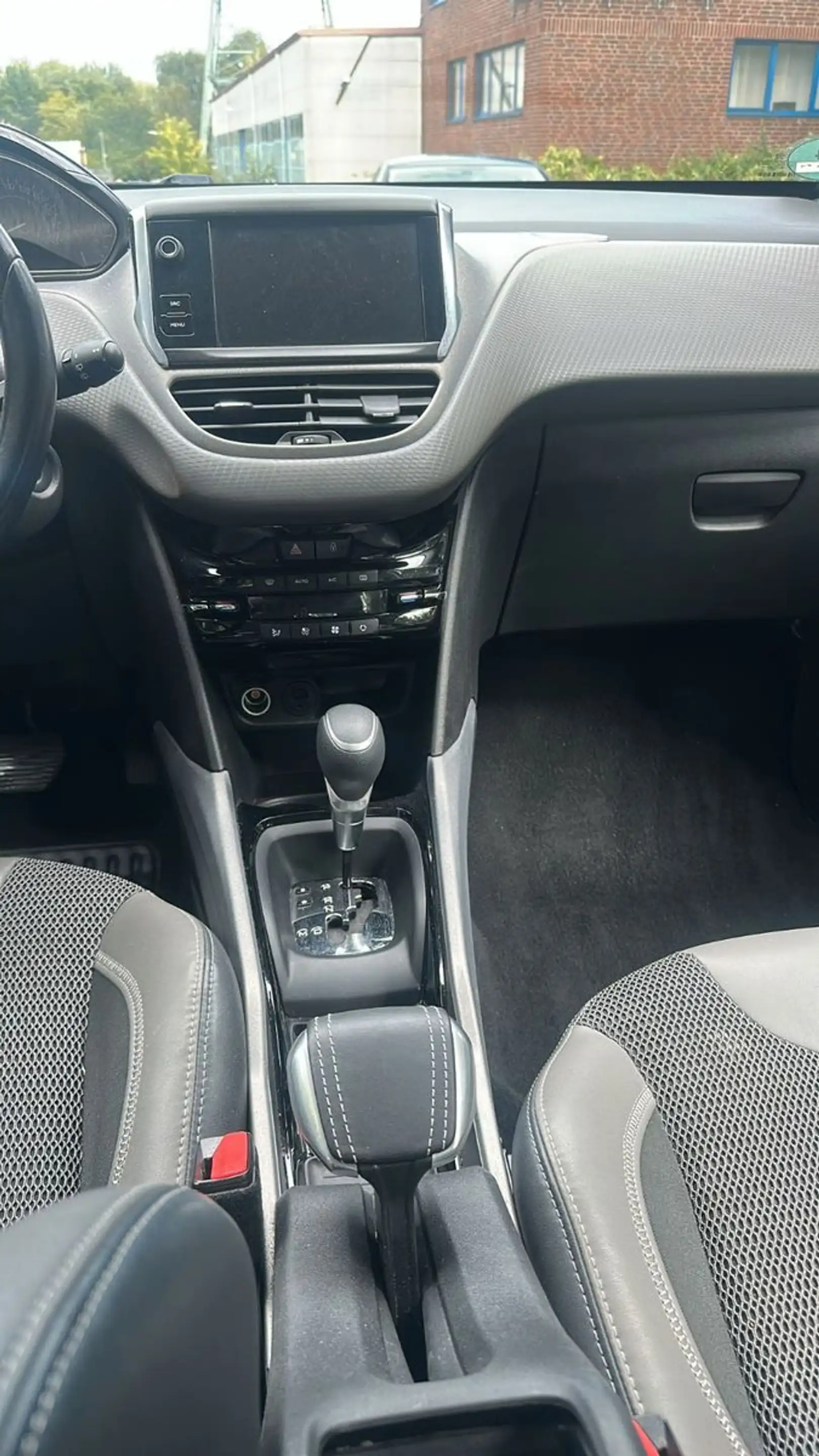 Peugeot 2008 Allure*AUTO*1HAND*1,2LI* — photo 9