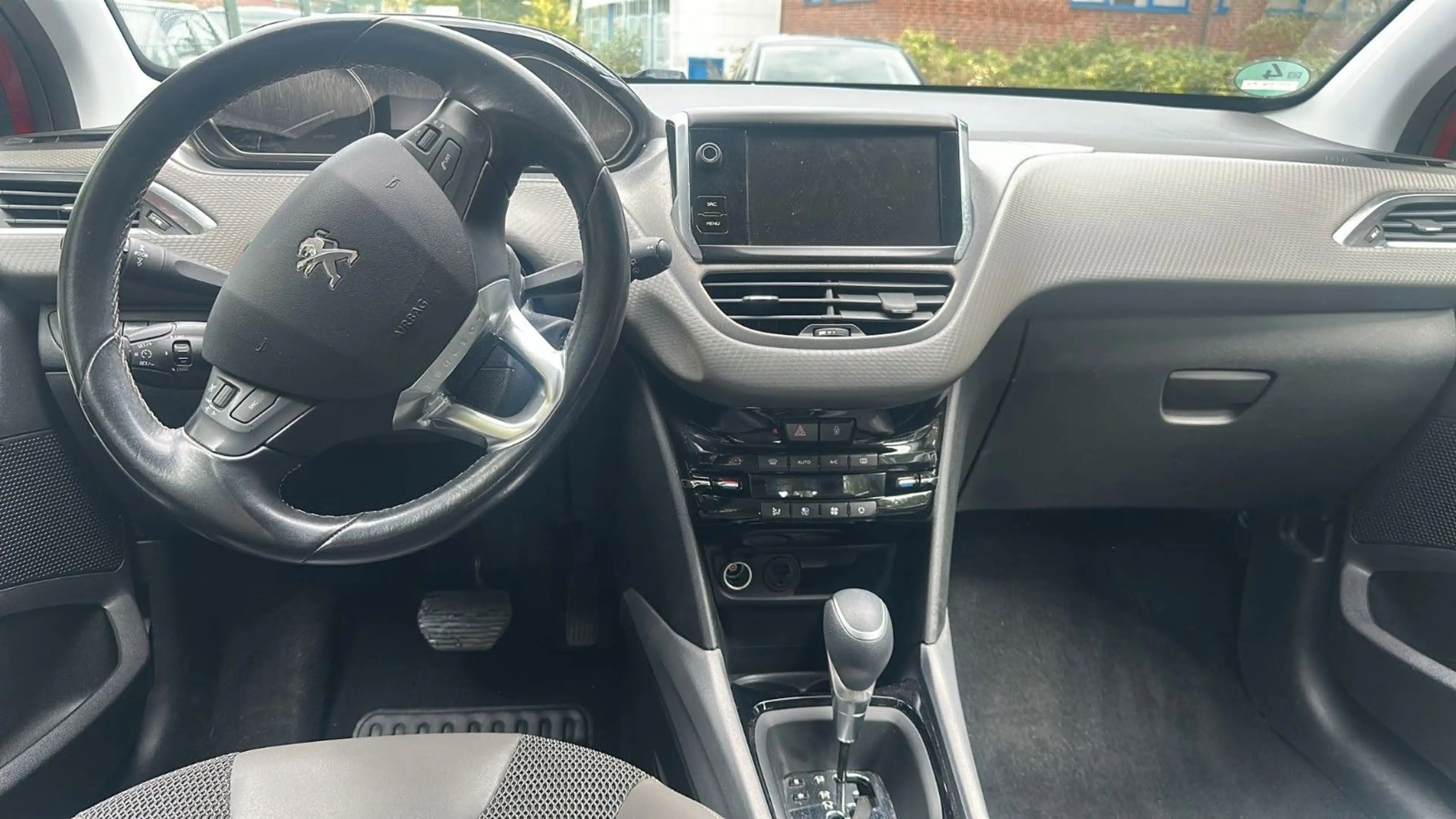 Peugeot 2008 Allure*AUTO*1HAND*1,2LI* — photo 10