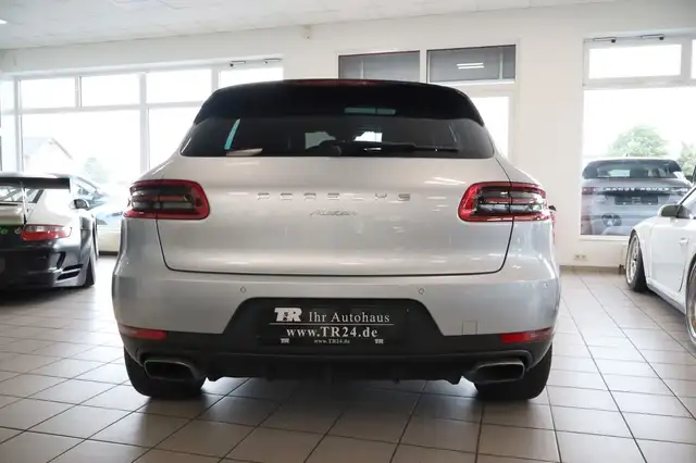 Porsche Macan view 4