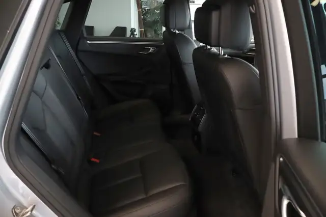 Porsche Macan view 11