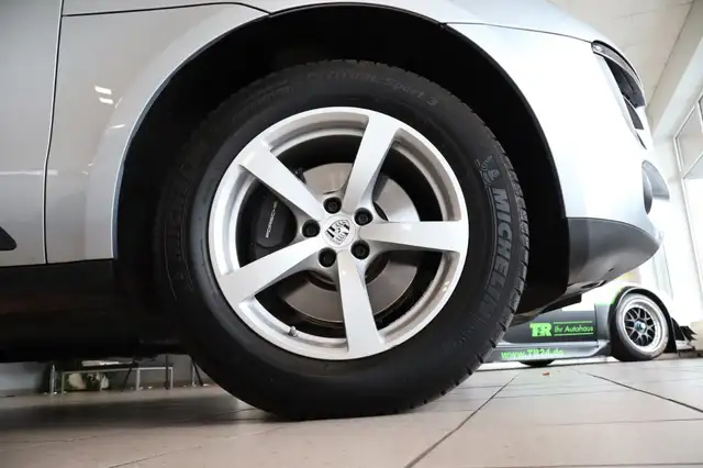Porsche Macan view 6
