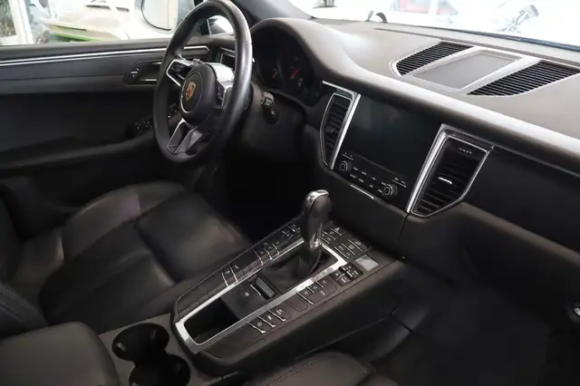 Porsche Macan view 13