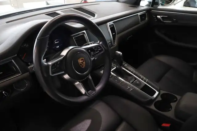 Porsche Macan view 14
