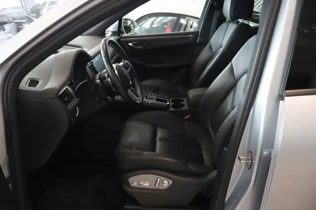 Porsche Macan view 8