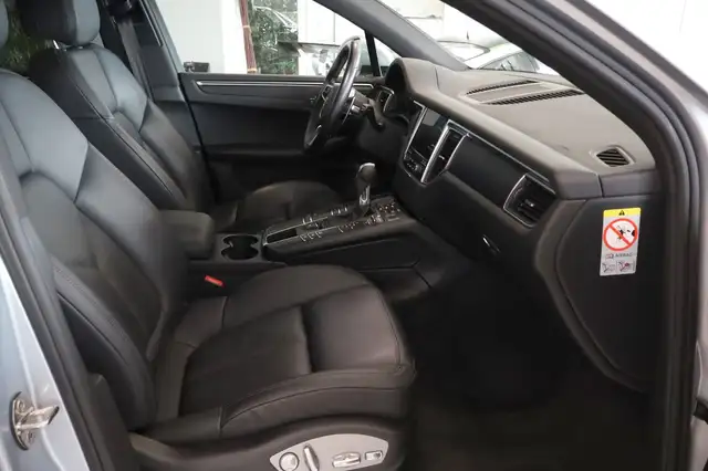 Porsche Macan view 12