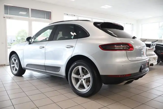 Porsche Macan view 3