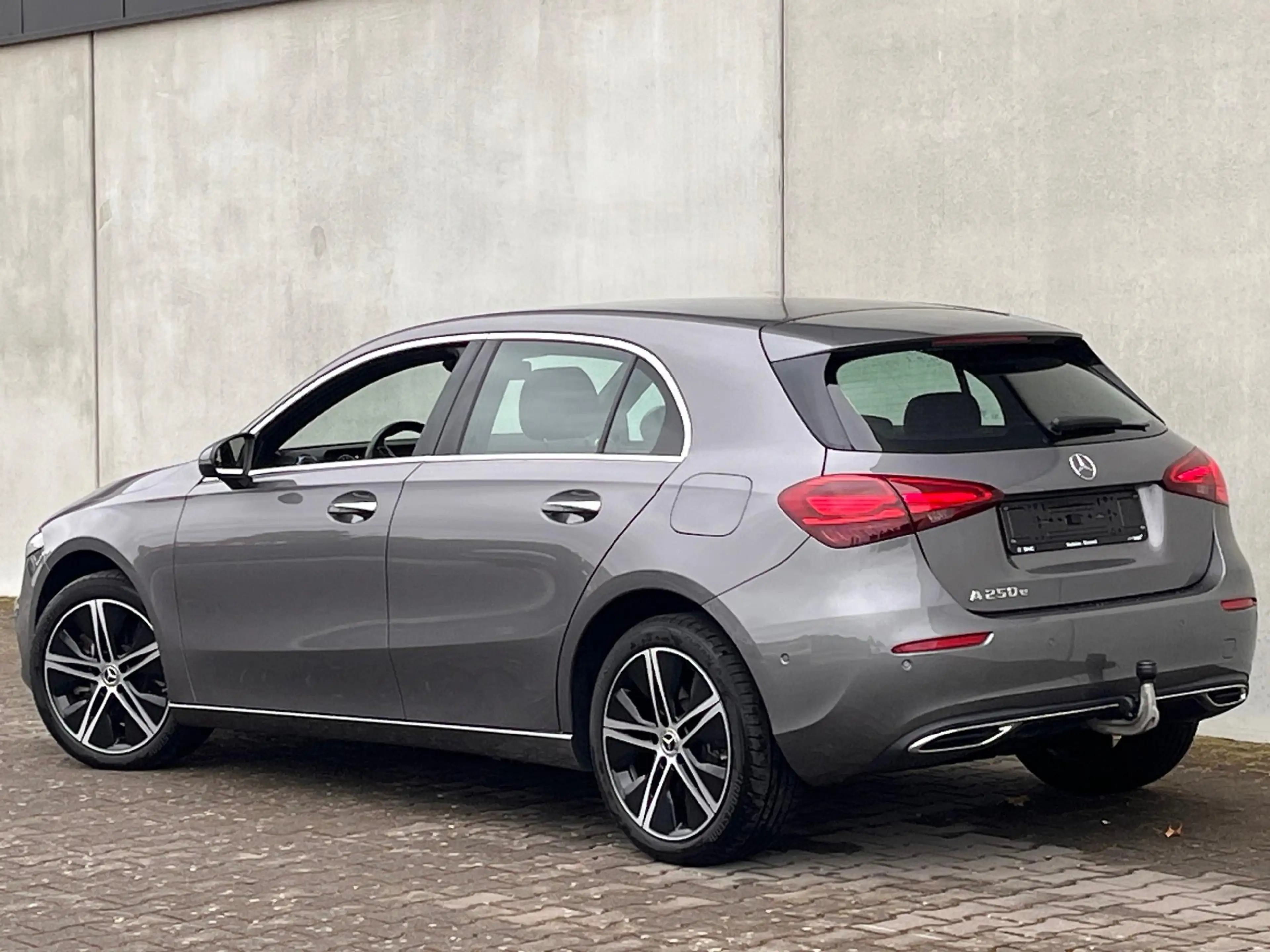 Mercedes-Benz A 250 e LuxLine met trekhaak — photo 2