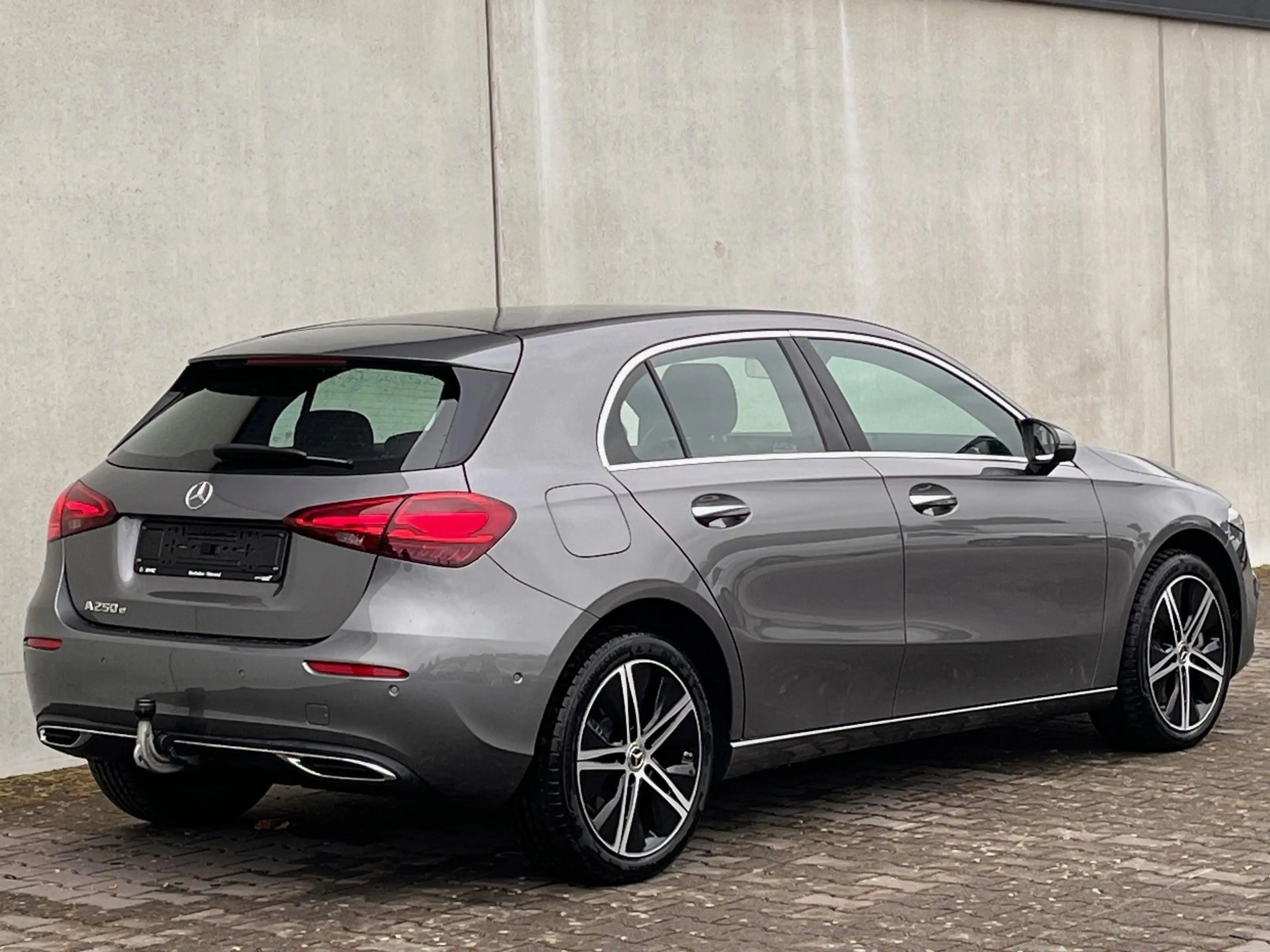Mercedes-Benz A 250 e LuxLine met trekhaak — photo 3