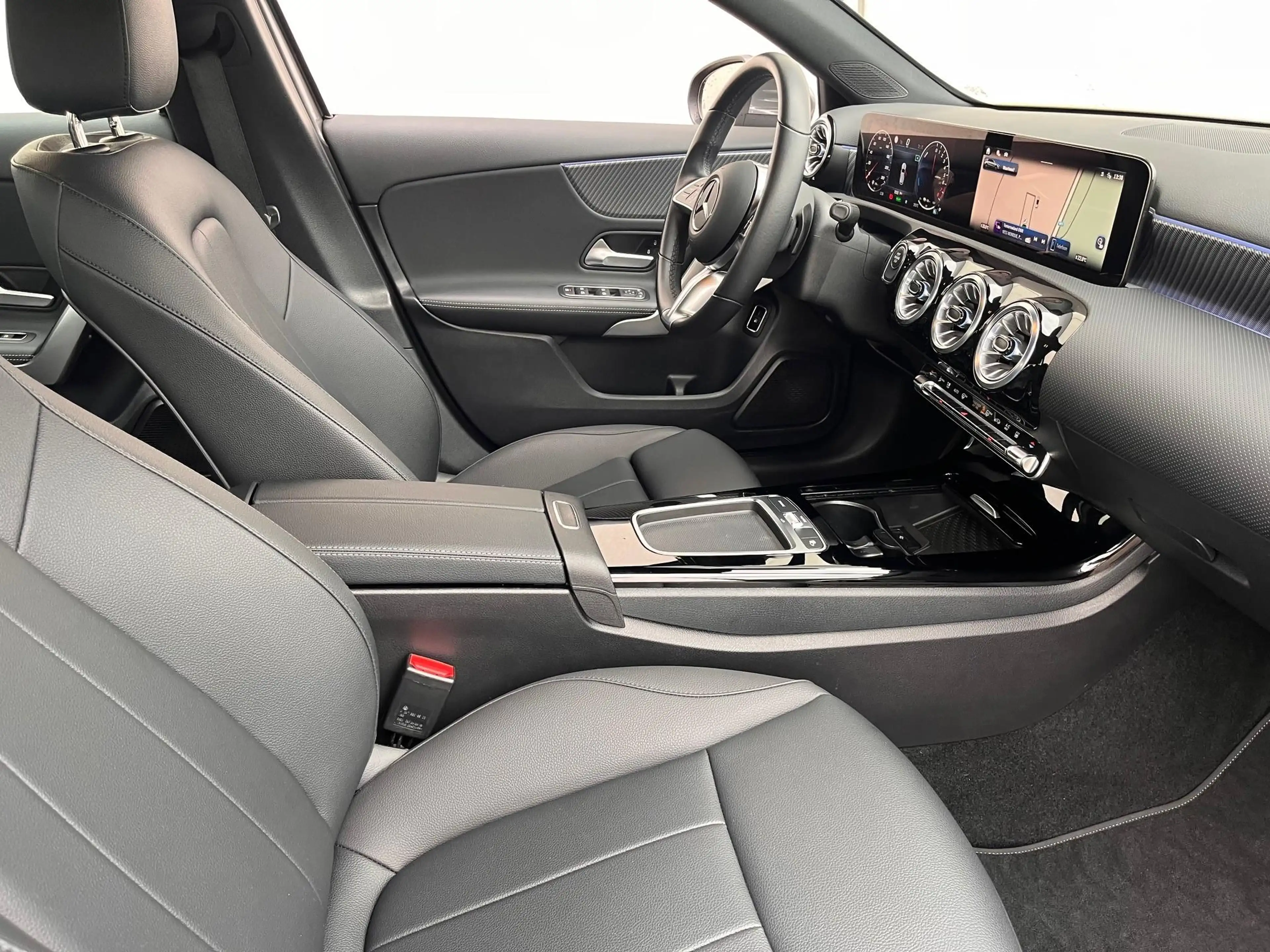 Mercedes-Benz A 250 e LuxLine met trekhaak — photo 11