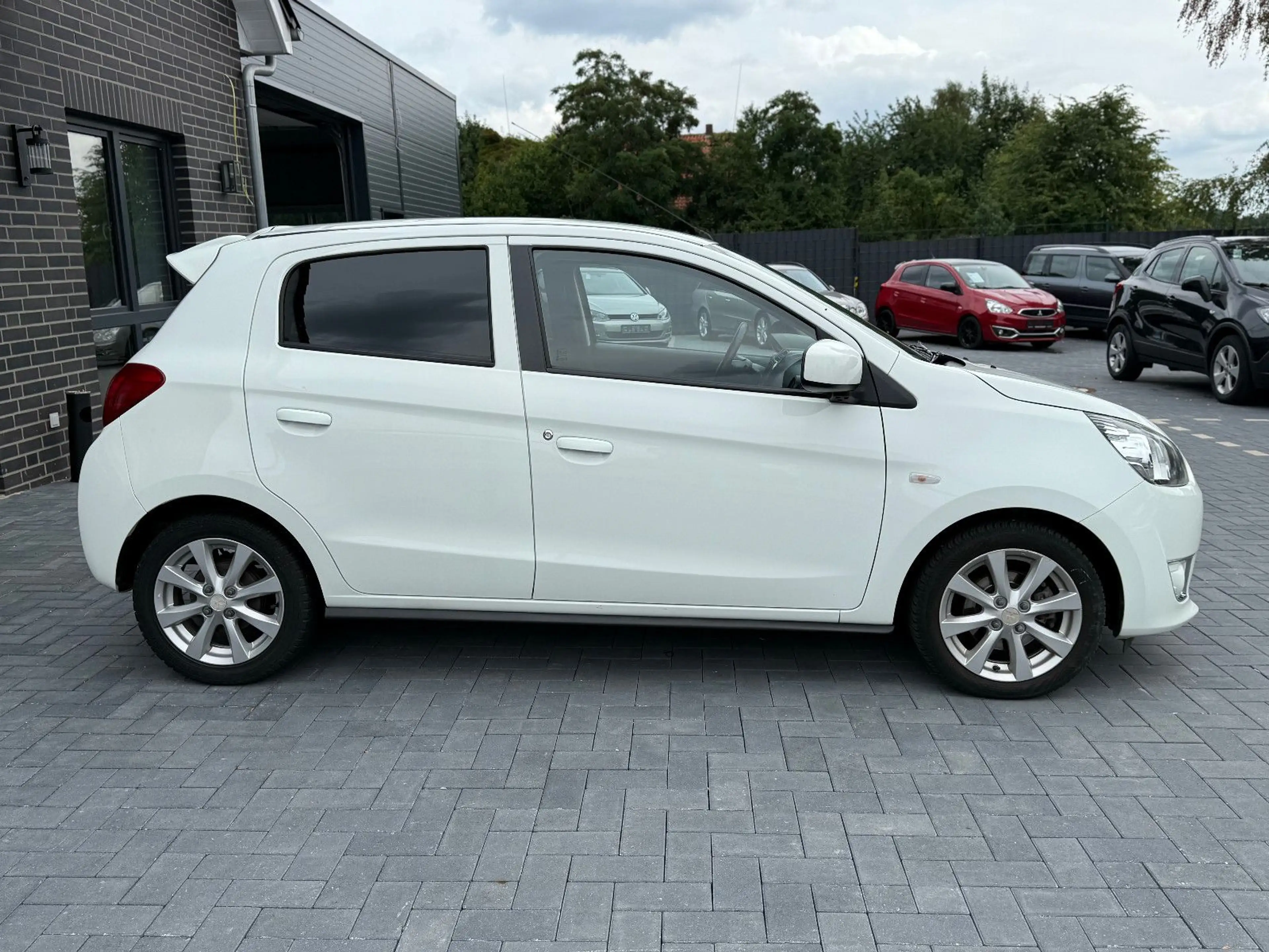 Mitsubishi Space Star Shine+*Navigation*Klimaautomatik*ZV* — photo 5