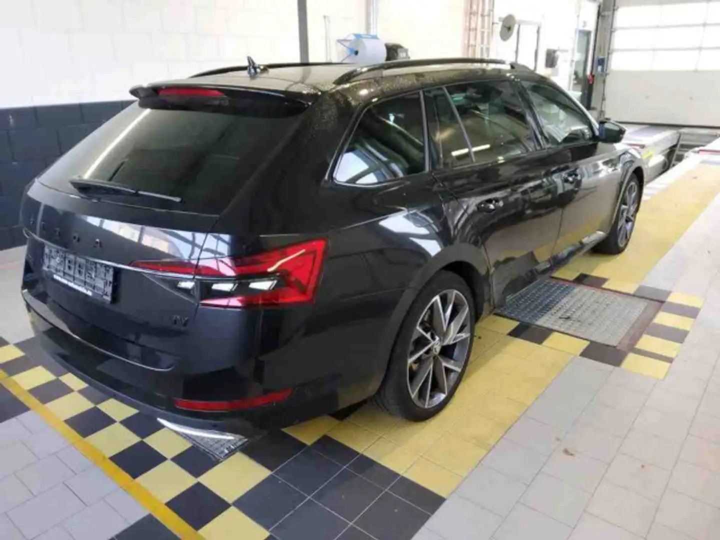 Skoda Superb Combi iV Sportline 1.4 TSI DSG Stdhzg AHK Schwarz - 2