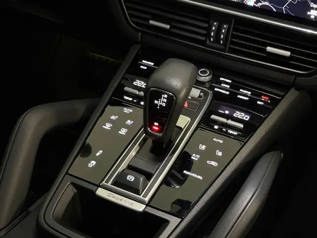 Porsche Cayenne view 13