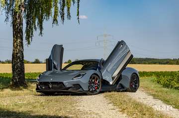 Coupé / Fuori Sonderlackierung / 20" Tridente Felgen / Sonus Faber High Premium Audiosystem /Lift / E-Diff. /