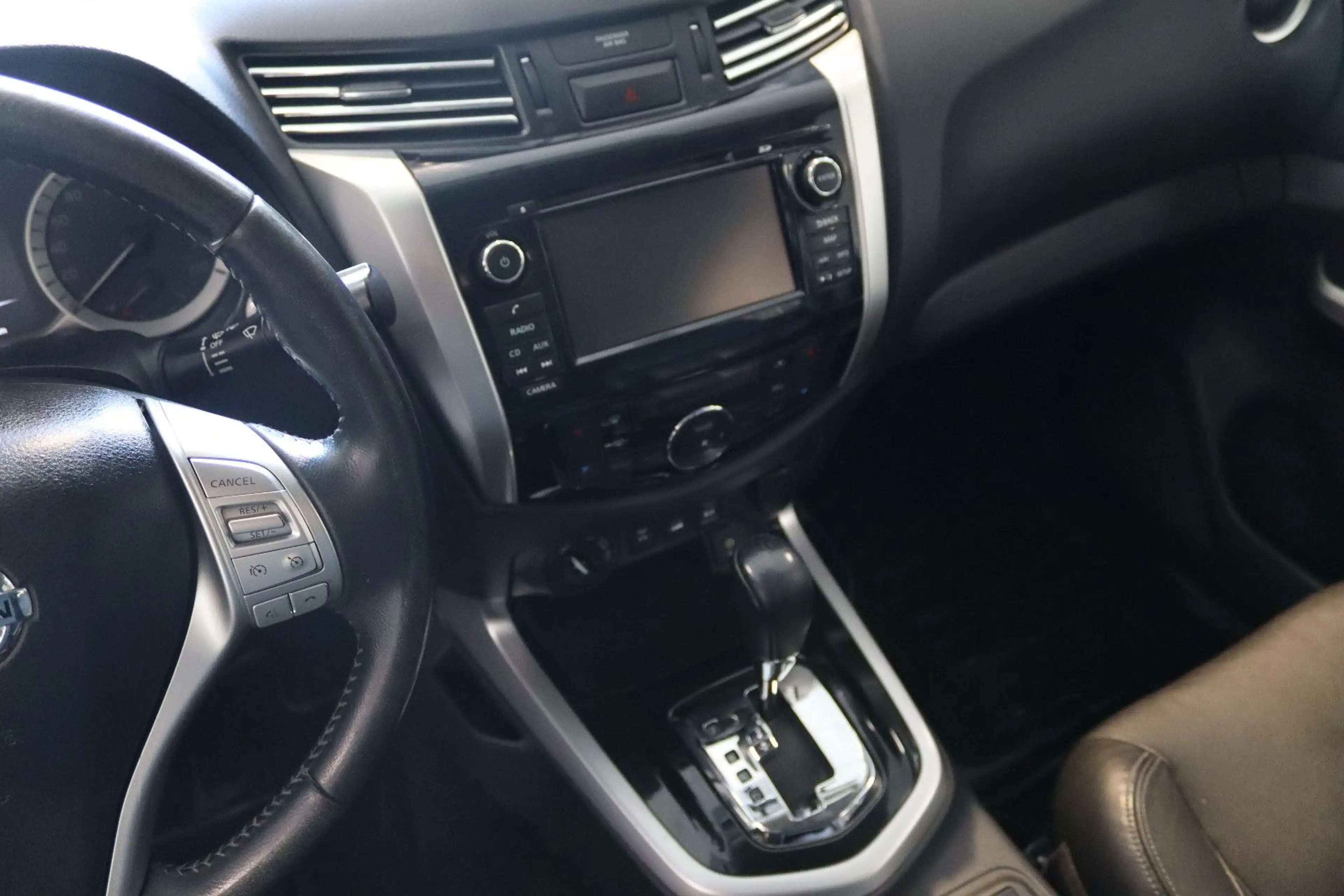 Nissan Navara NP300 Tekna Double Cab 4x4 — photo 14