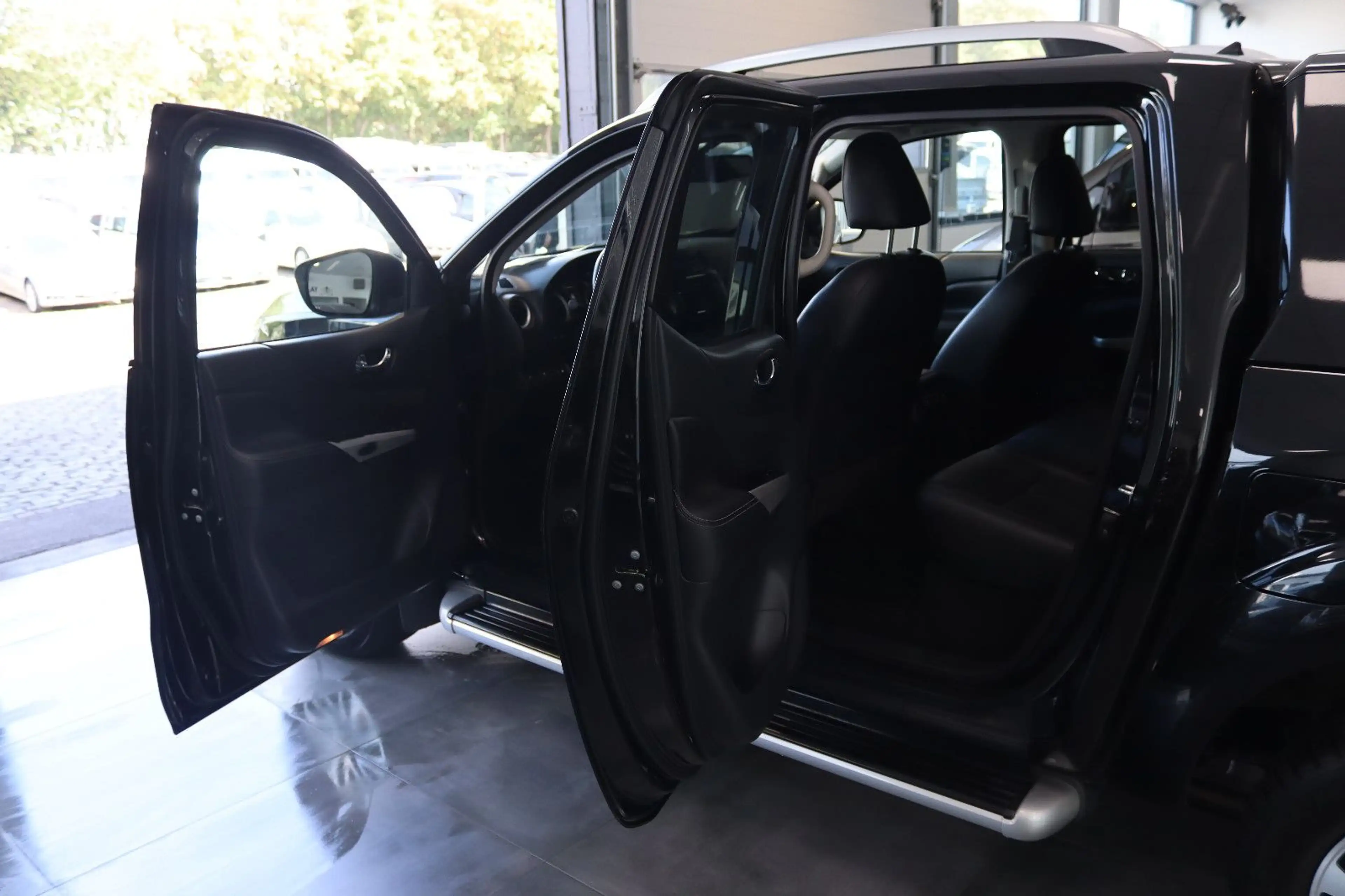 Nissan Navara NP300 Tekna Double Cab 4x4 — photo 9