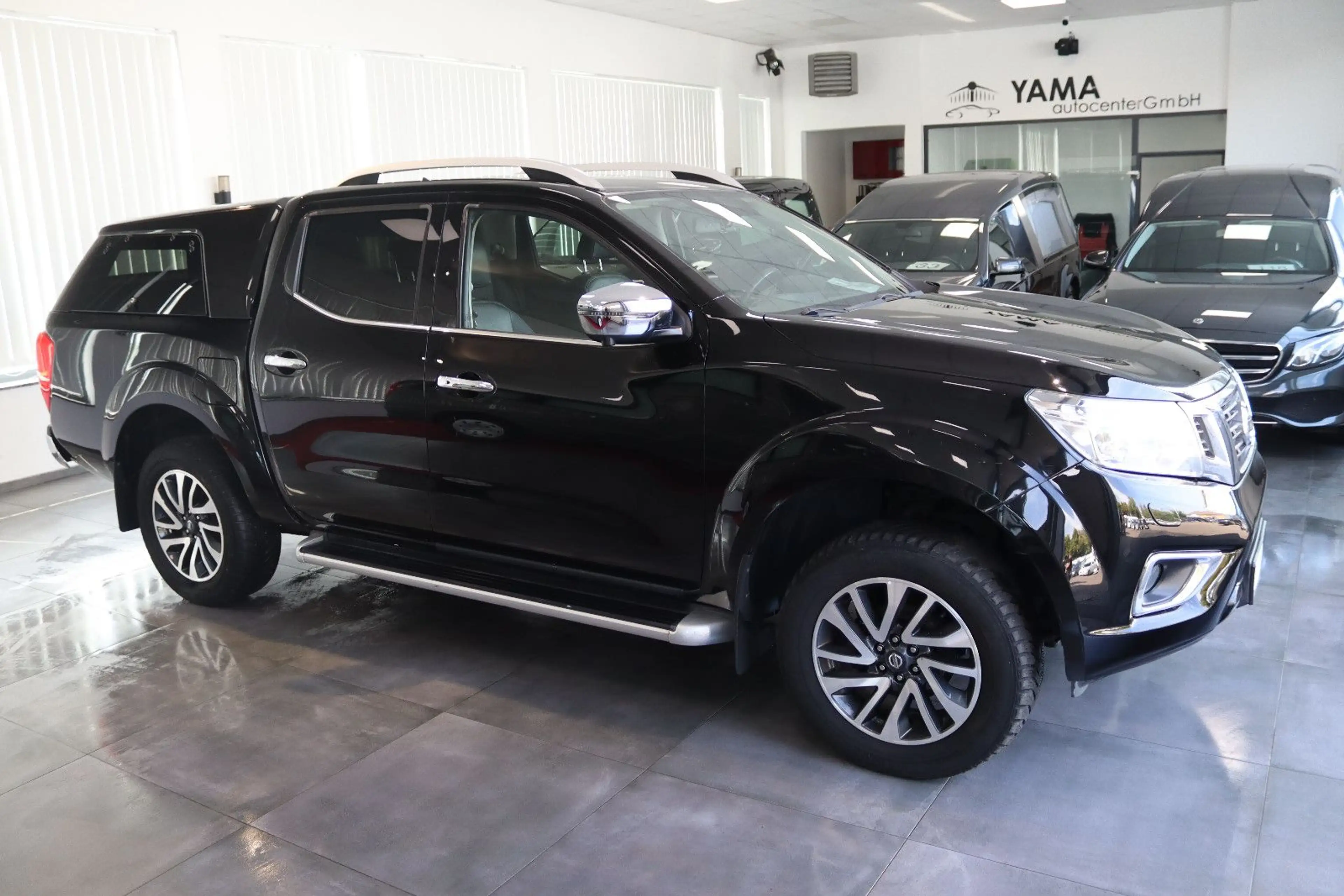 Nissan Navara NP300 Tekna Double Cab 4x4 — photo 4
