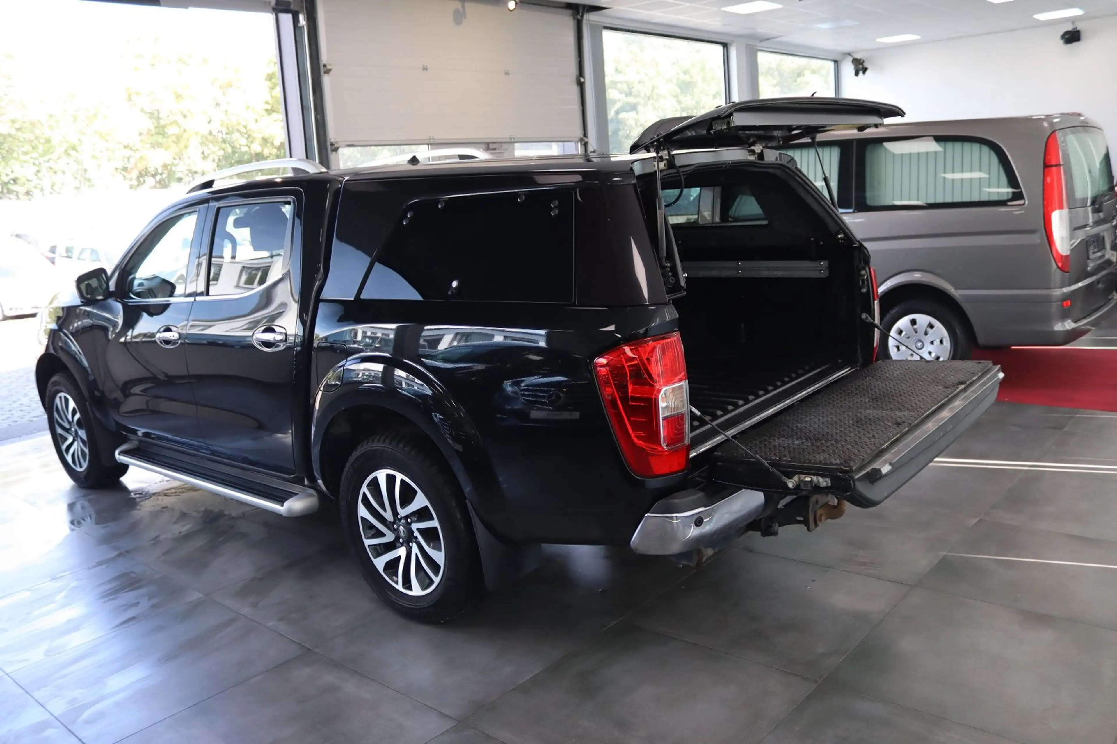 Nissan Navara NP300 Tekna Double Cab 4x4 — photo 7
