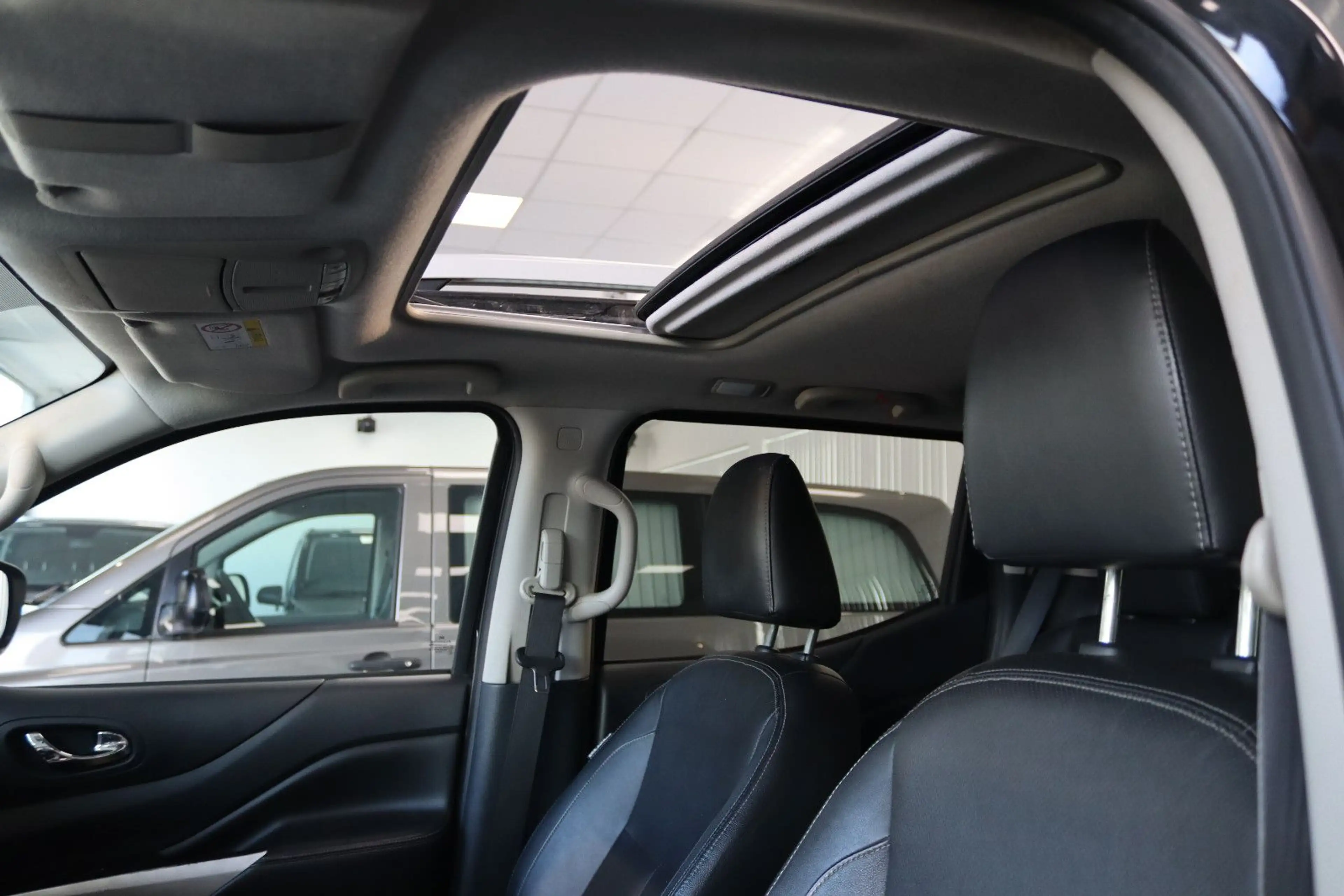 Nissan Navara NP300 Tekna Double Cab 4x4 — photo 11