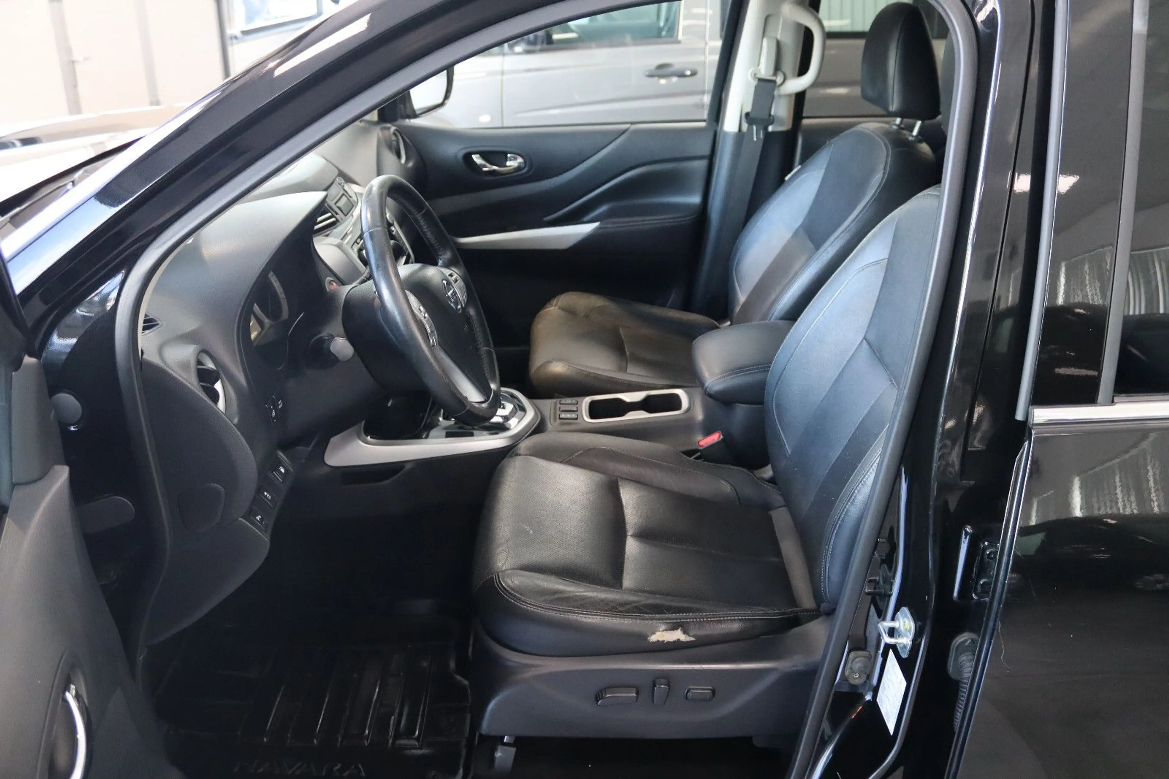 Nissan Navara NP300 Tekna Double Cab 4x4 — photo 12
