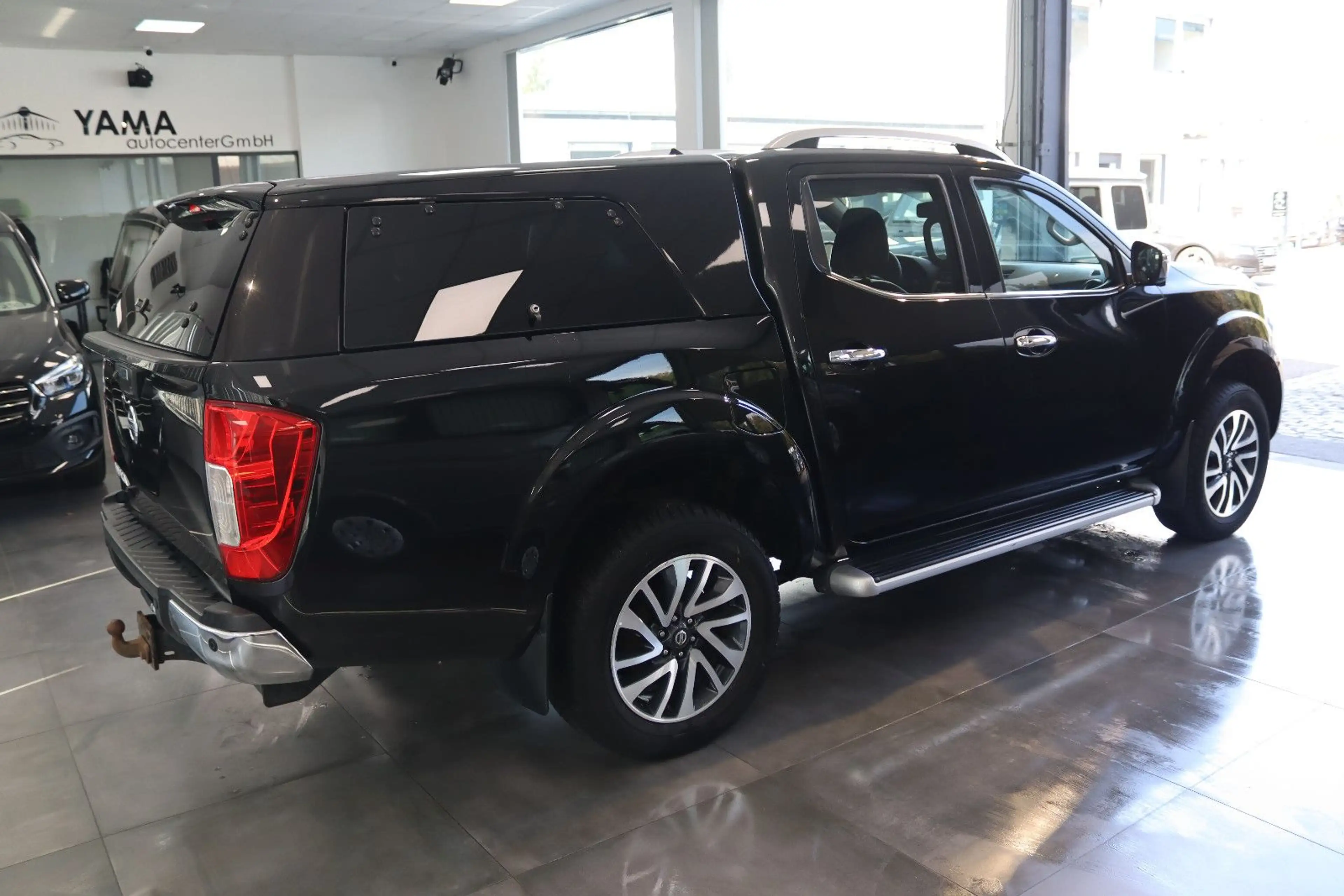 Nissan Navara NP300 Tekna Double Cab 4x4 — photo 3