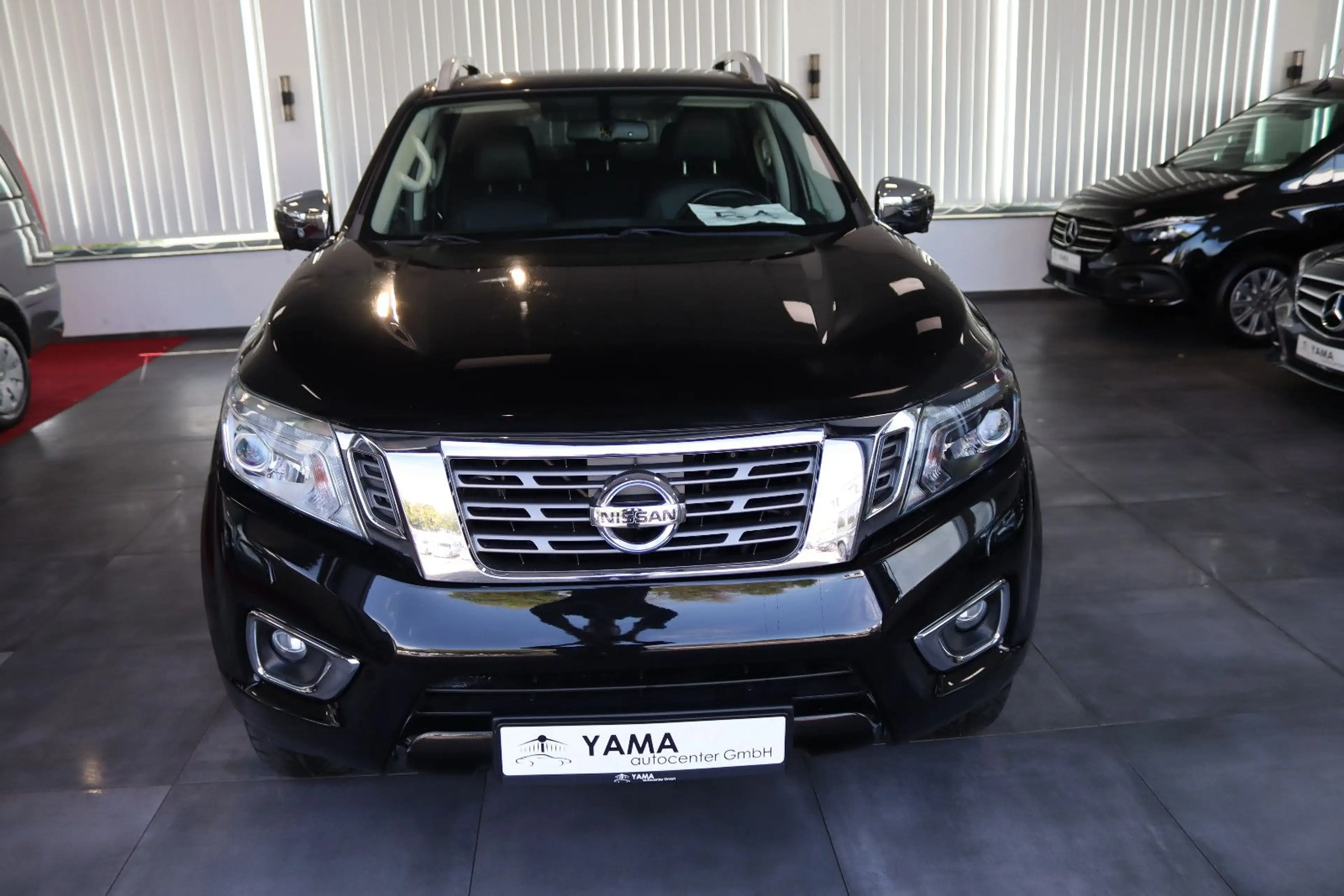 Nissan Navara NP300 Tekna Double Cab 4x4 — photo 2
