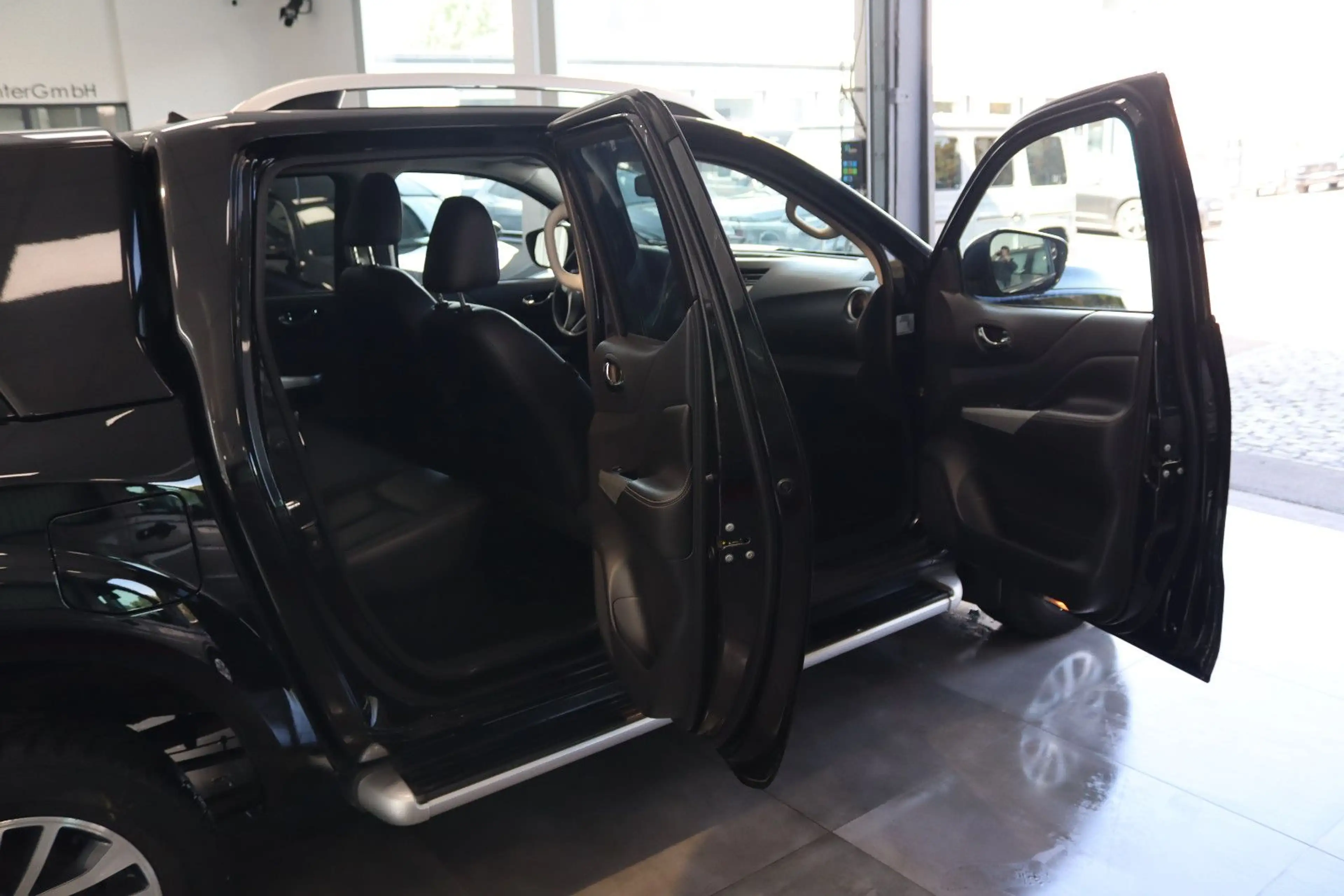 Nissan Navara NP300 Tekna Double Cab 4x4 — photo 10