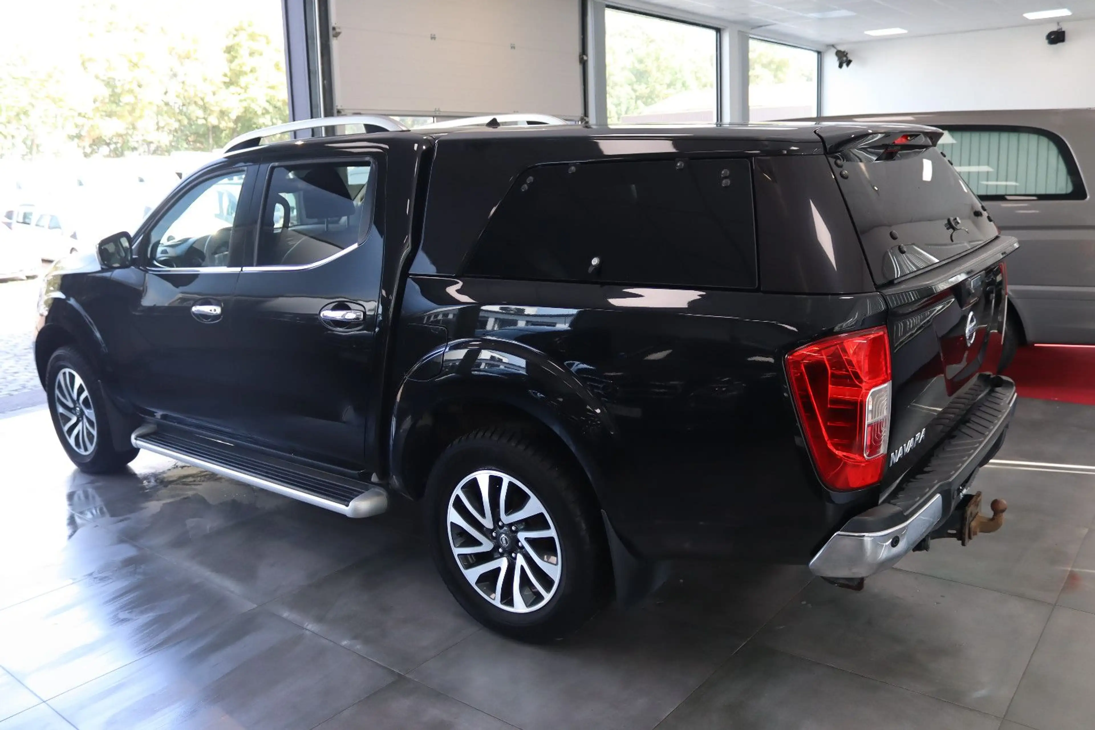 Nissan Navara NP300 Tekna Double Cab 4x4 — photo 5