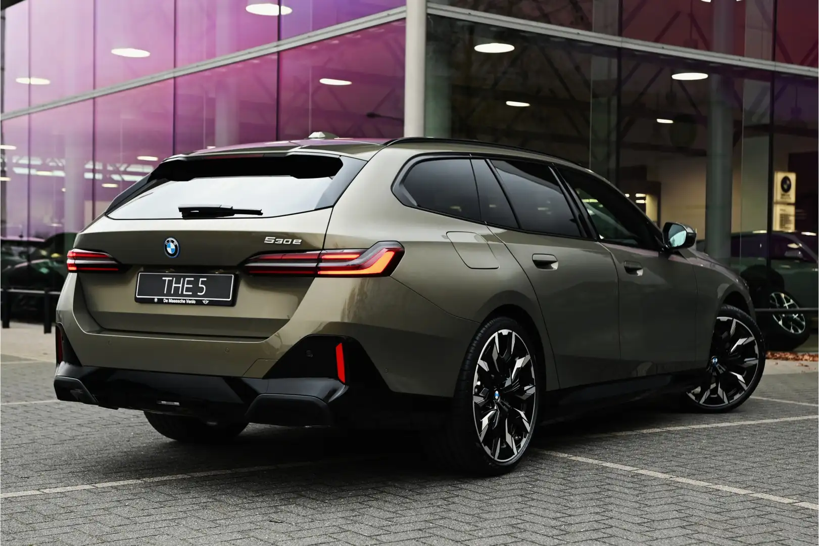 BMW 530 5 Serie Touring 530e M Sport Automaat / Panoramada Groen - 2