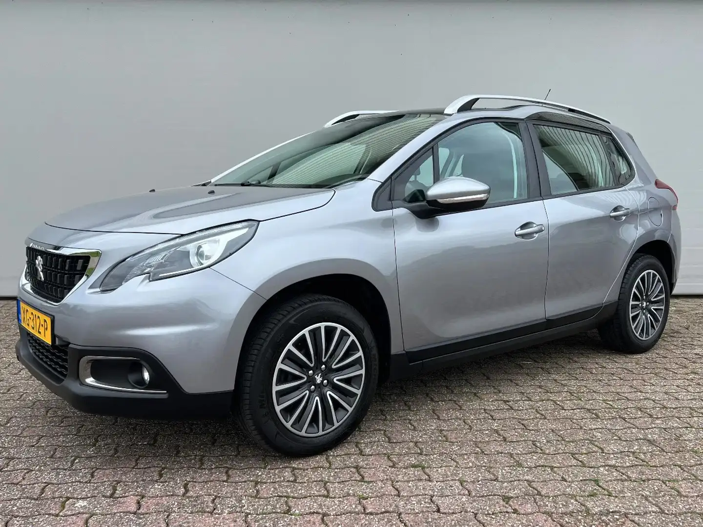 Peugeot 2008 1.2 PureTech | NL auto | Panoramadak | Trekhaak | Grijs - 1