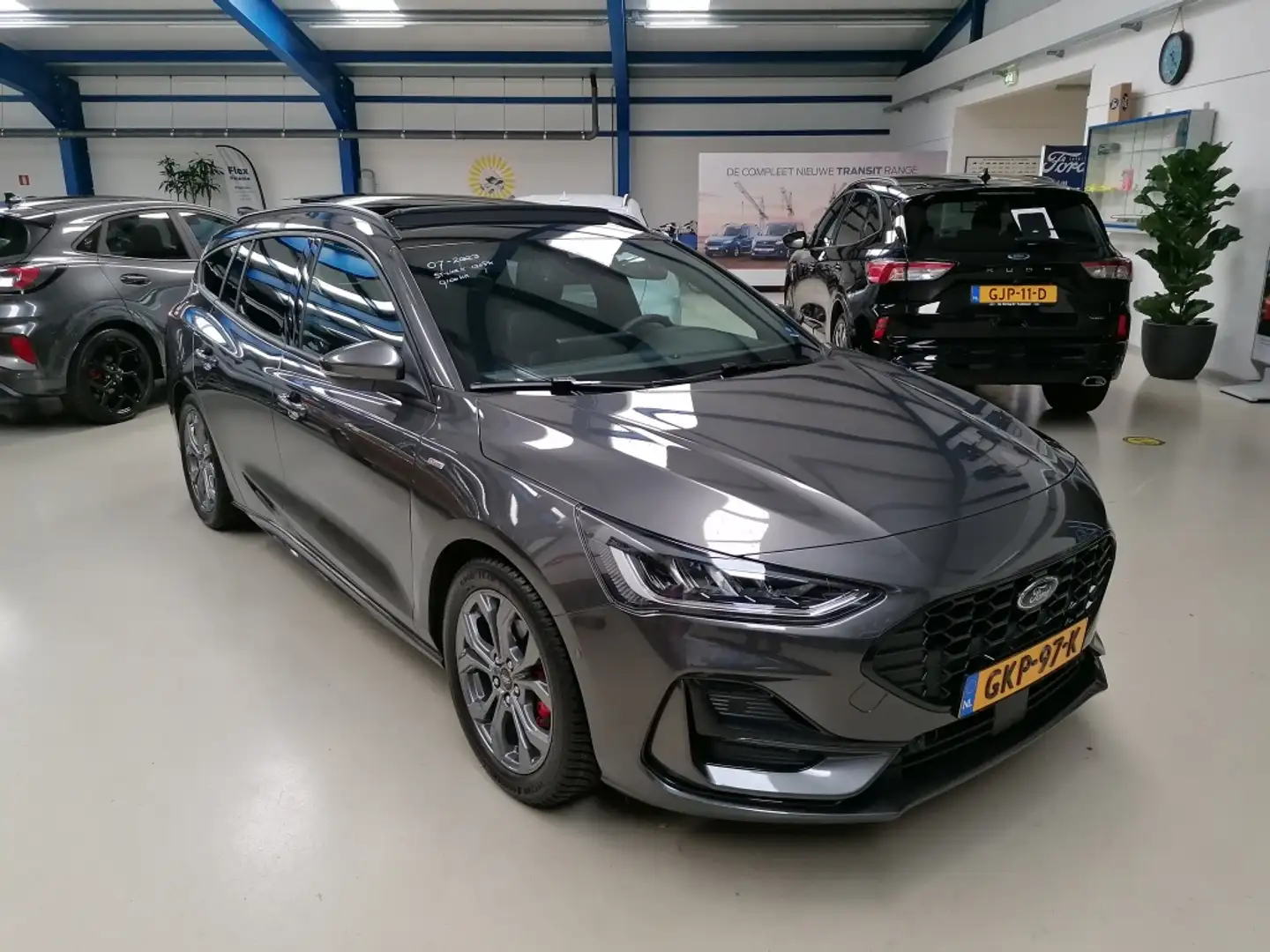 Ford Focus Wagon 125pk ecob. ST Line X Grijs - 2