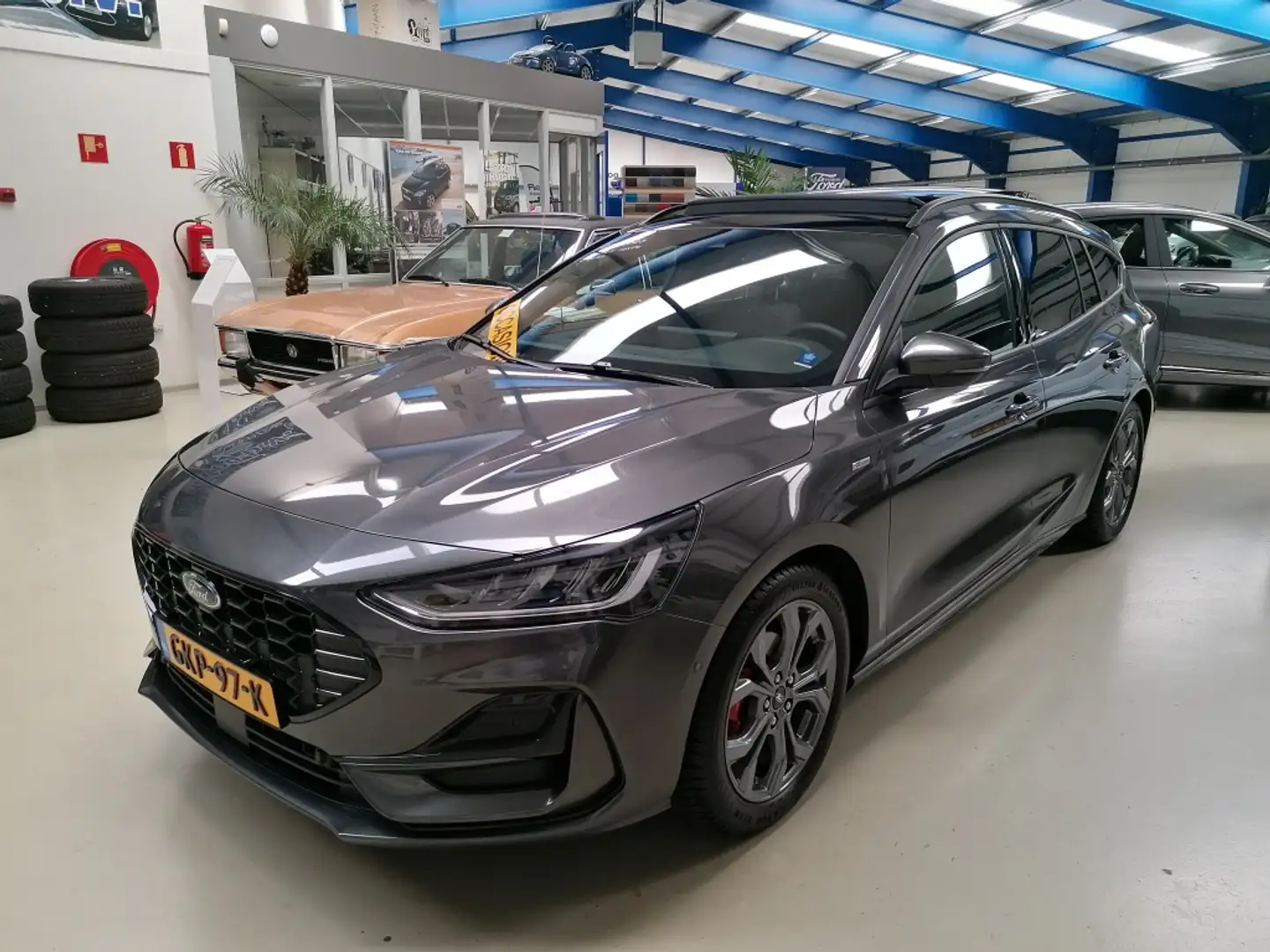 Ford Focus Wagon 125pk ecob. ST Line X Grijs - 1