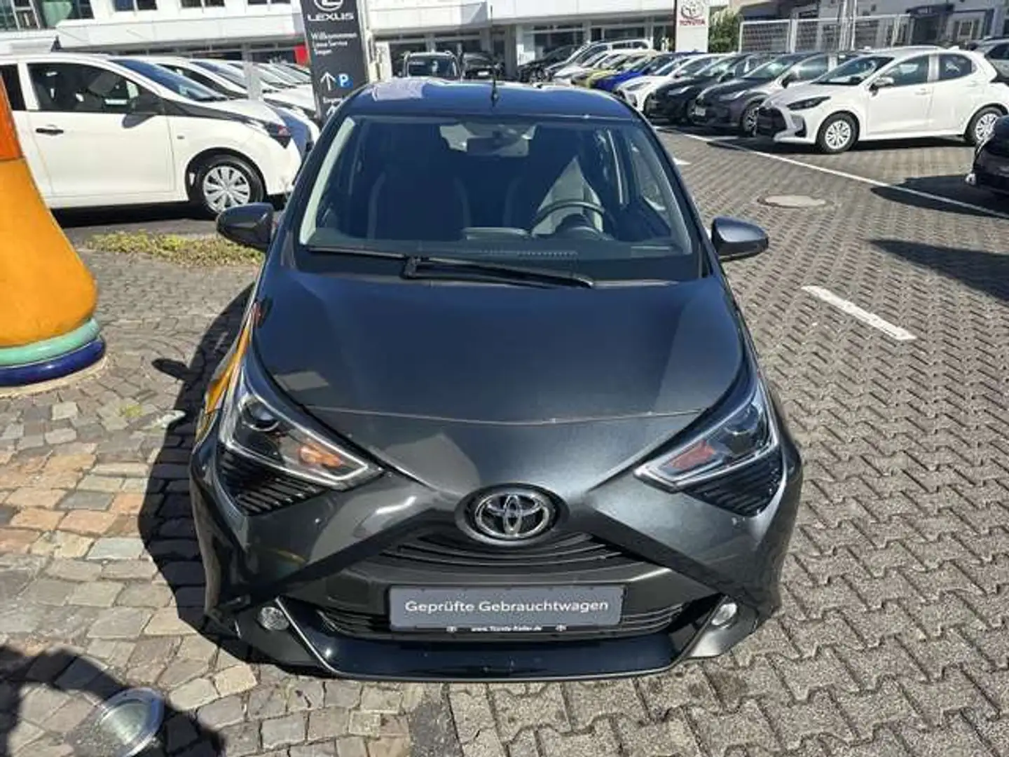 Toyota Aygo Kleinwagen in Grau gebraucht in Limburg für € 12.390,-