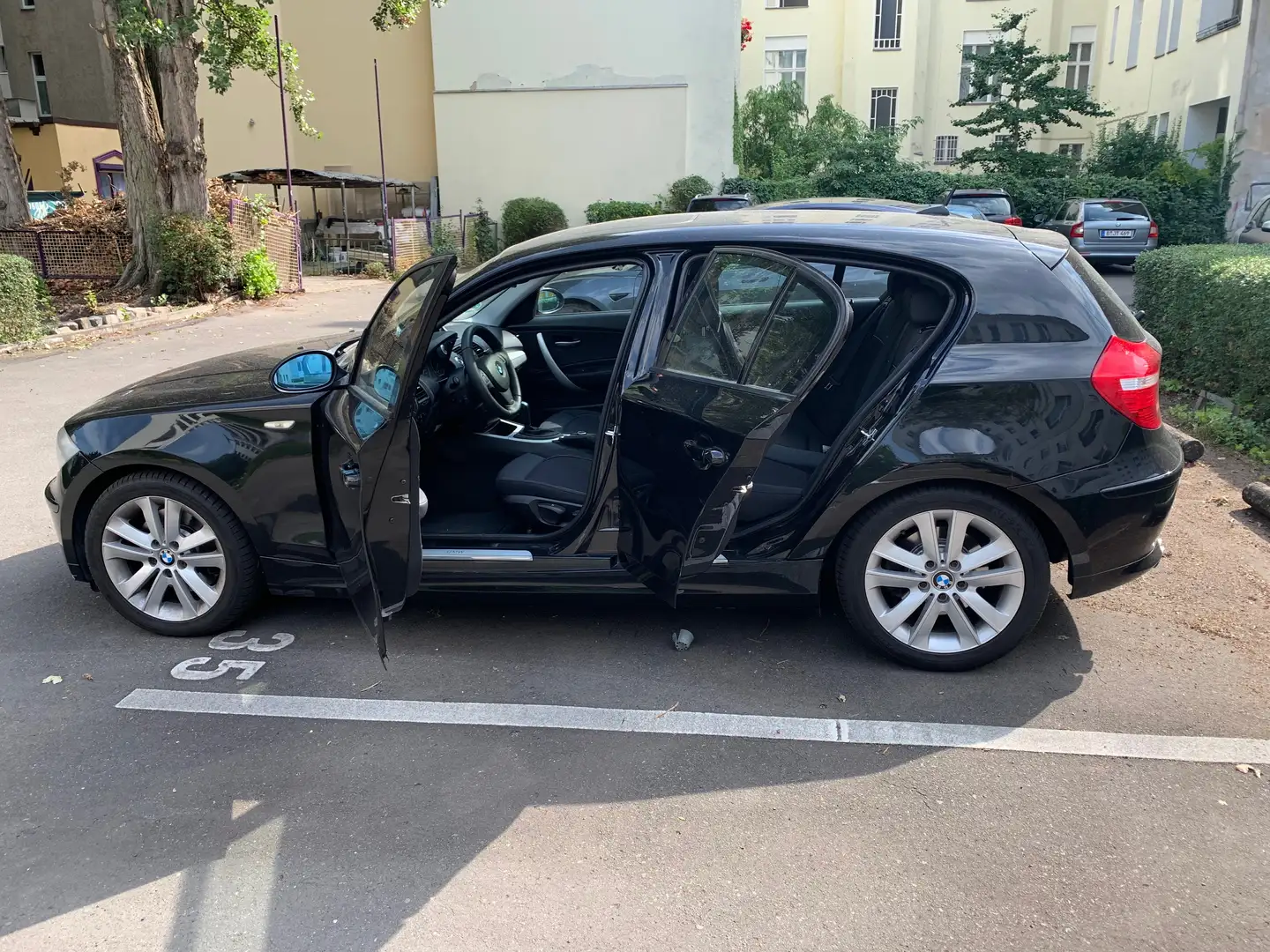 BMW 130 1er (5-Türer) 130i Aut. Schwarz - 2