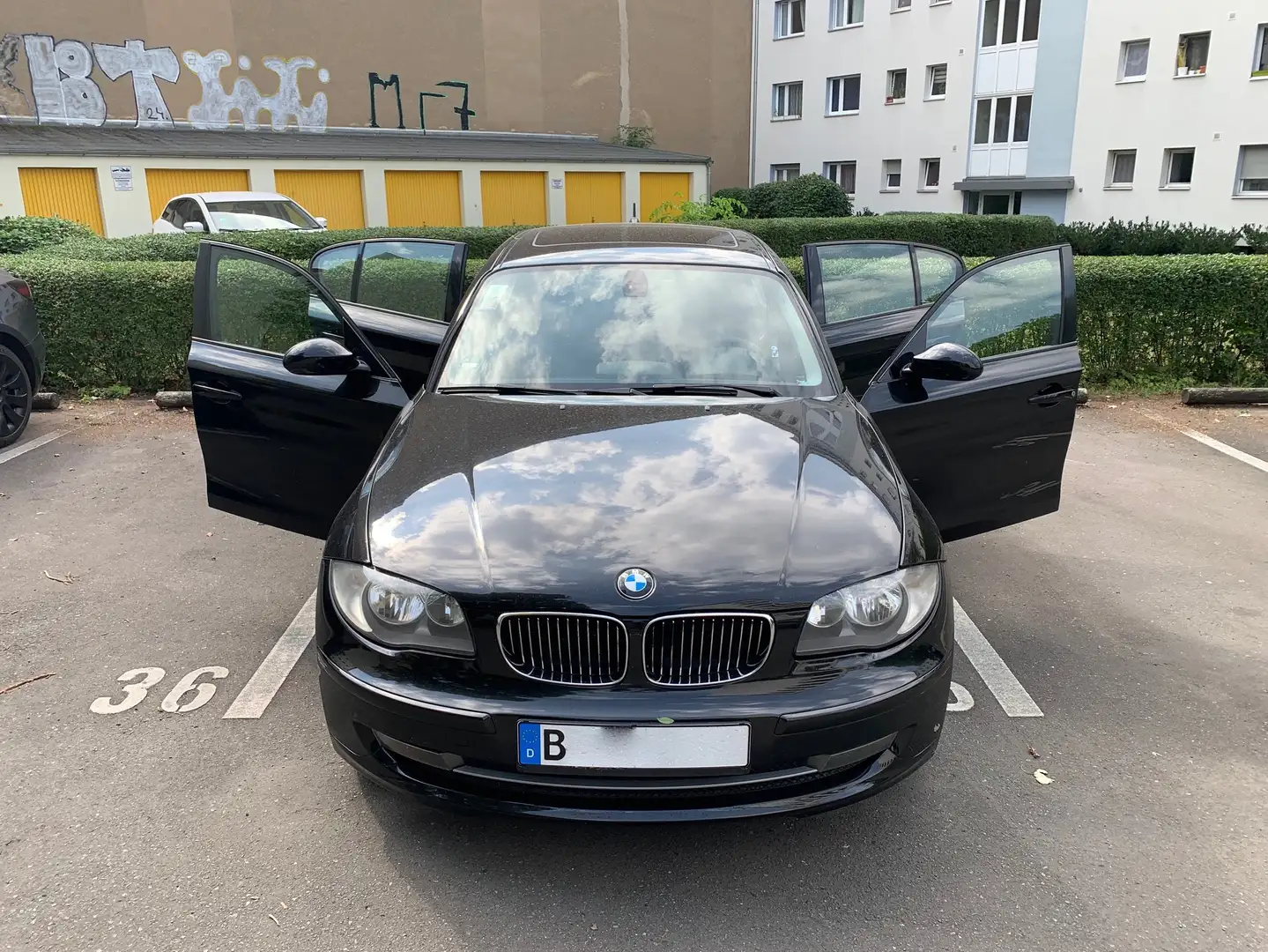 BMW 130 1er (5-Türer) 130i Aut. Schwarz - 1