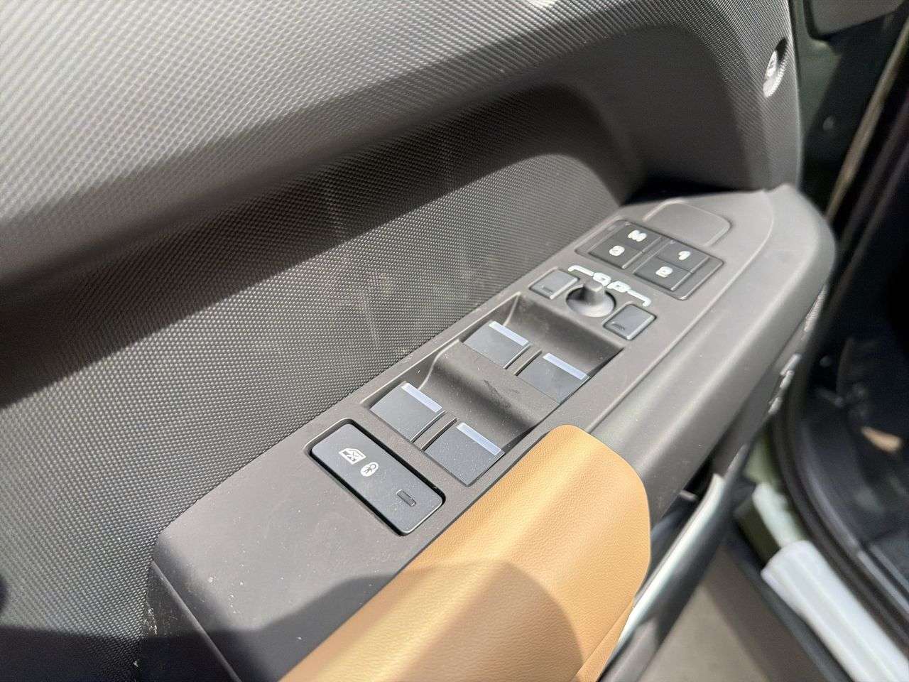 2026 Land Rover Defender 110 P300 S thumb 10
