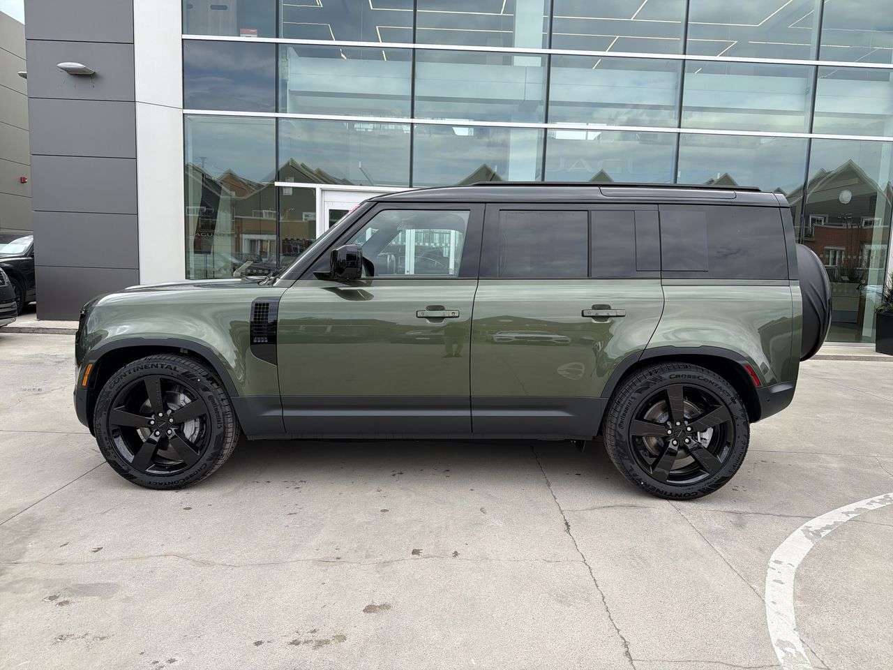 2026 Land Rover Defender 110 P300 S alt 5