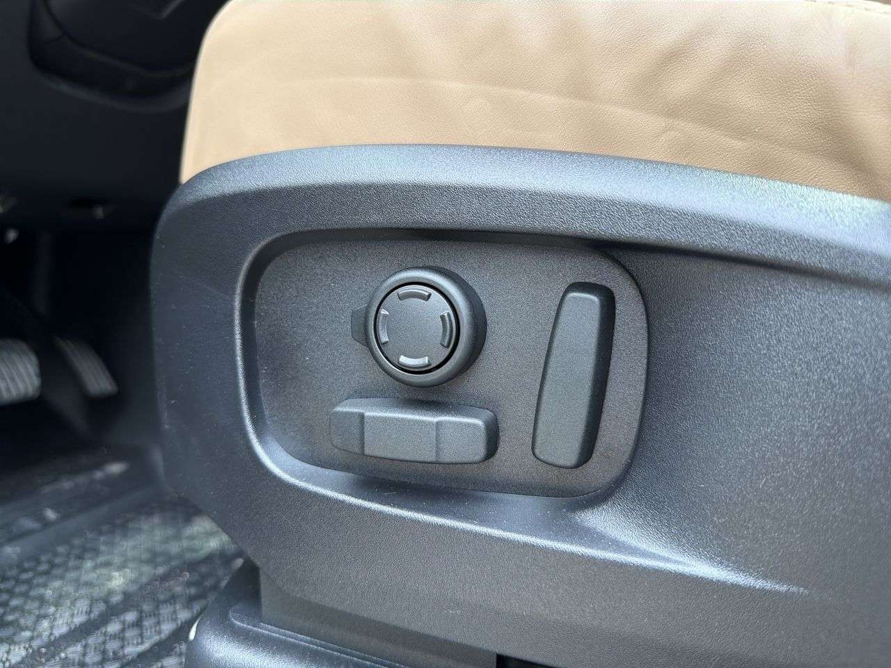 2026 Land Rover Defender 110 P300 S thumb 9